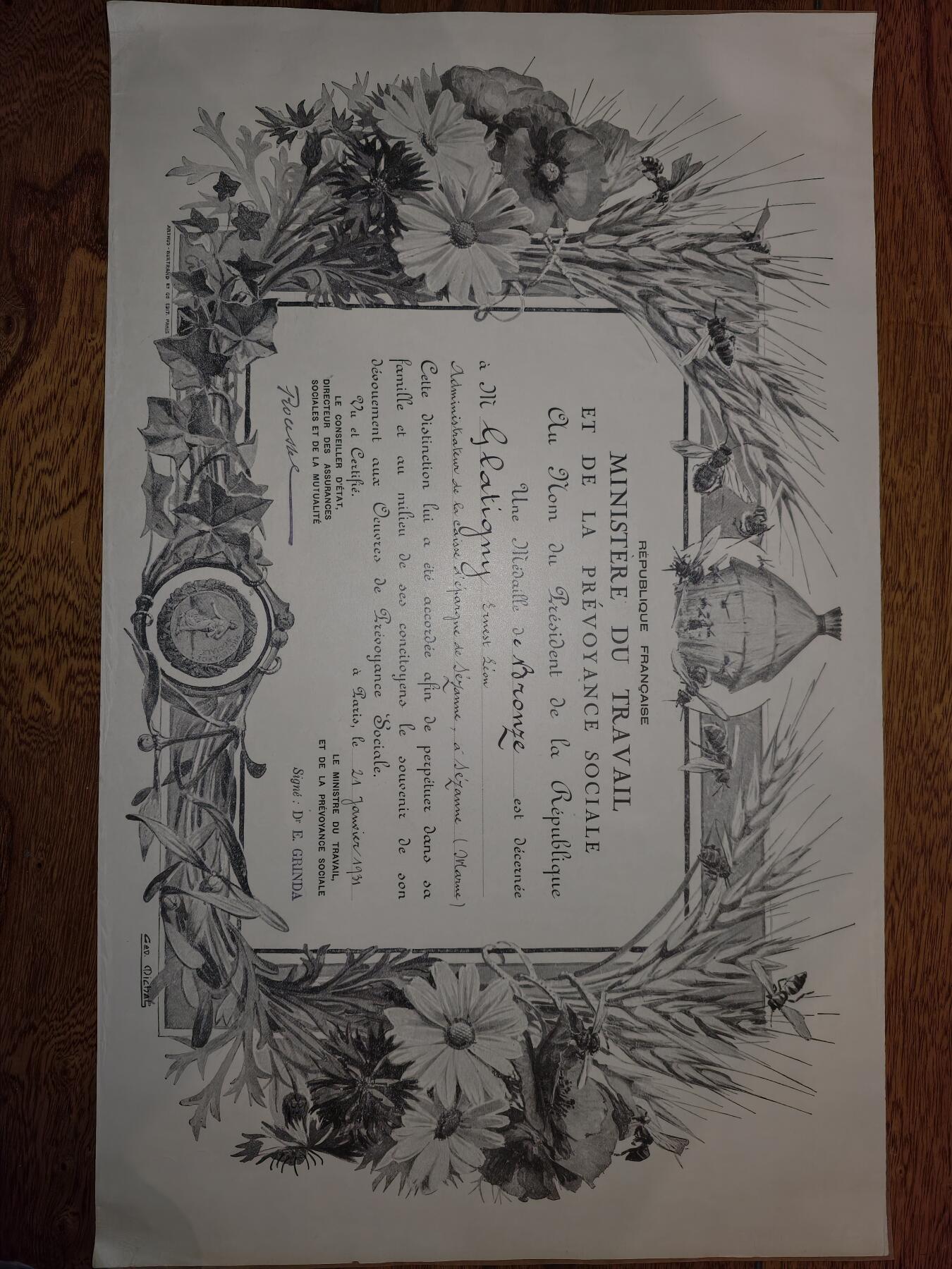 凯旋世界勋赏（第20期）（欢迎送拍）（对拍品有疑问请询问客服，不接受到手刀，出价默认拍品品相。请认真阅读拍卖规则！出价默认已认可！）（收到货请录制开箱视频，无视频概不处理问题。） 法国社会福利部（Ministère du Travail et de la Prévoyance Sociale）颁发的文件