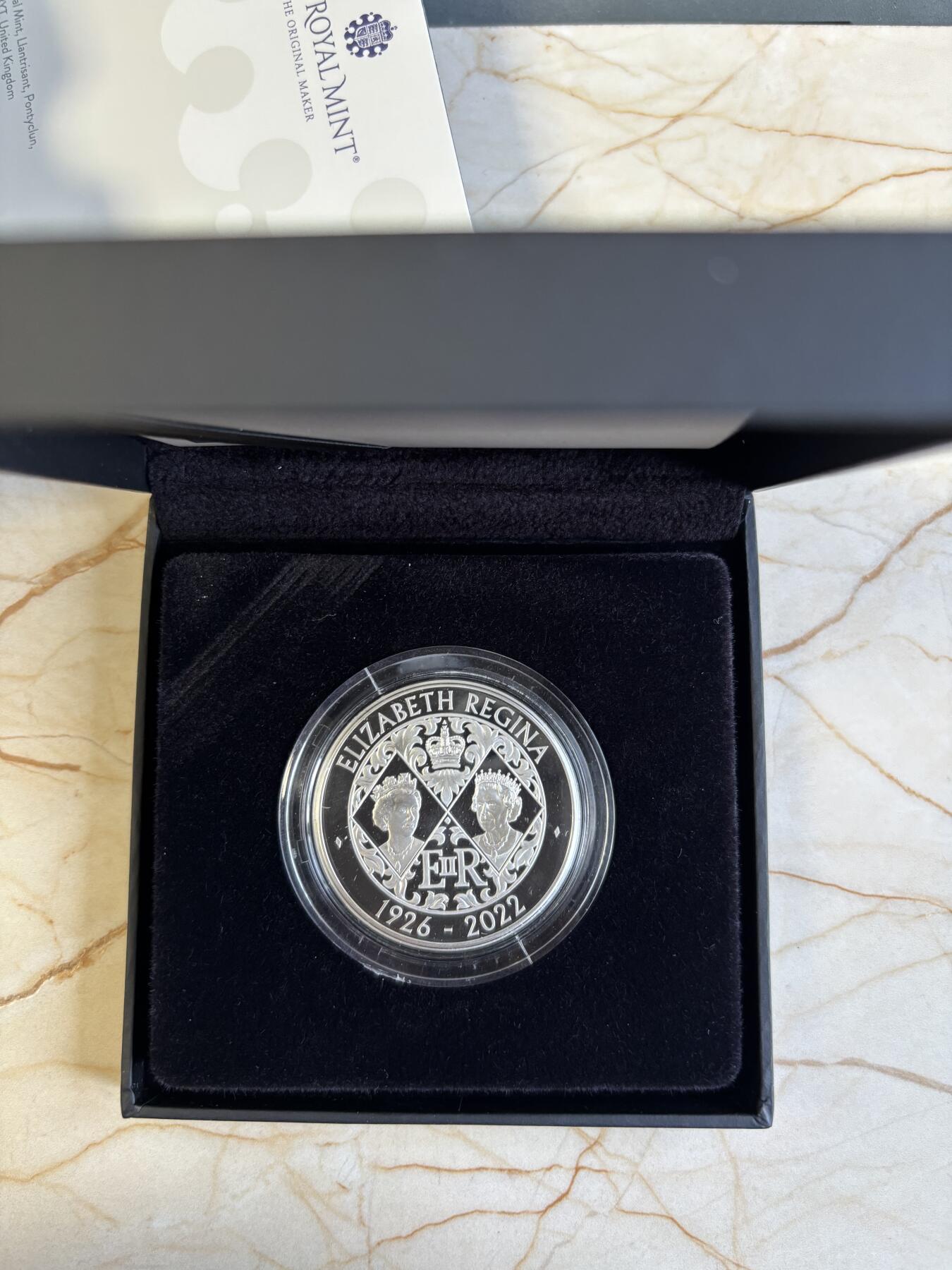 第184期拍卖 英国2022年致敬女王伊丽莎白二世加厚精制纪念银币，925银，56.56克银价725，边缘有氧化
