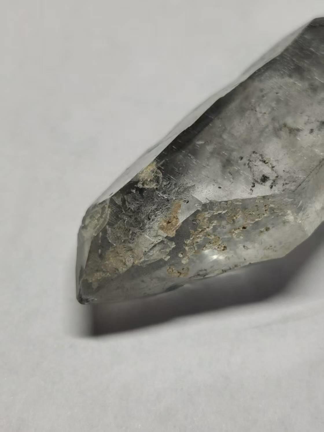 七河·世界钱币杂件水晶矿标小拍（总第30期） 藏家出品 X662 云贵闪灵水晶原石，有可活动的黑胆和水胆和流砂 本件拍品由合作藏家邮寄 库存编号 242-45。