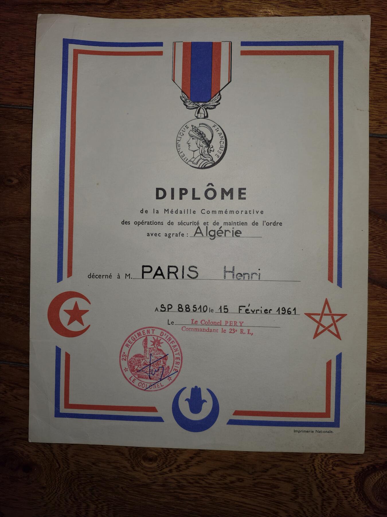 凯旋世界勋赏（第20期）（欢迎送拍）（对拍品有疑问请询问客服，不接受到手刀，出价默认拍品品相。请认真阅读拍卖规则！出价默认已认可！）（收到货请录制开箱视频，无视频概不处理问题。） 证书颁发于1961年，此时法国正处于阿尔及利亚战争后期（1954-1962），“治安与秩序维护行动”是这一时期法军在阿尔及利亚的主要任务之一，对应的纪念勋章正是用于表彰该阶段参与相关行动的人员