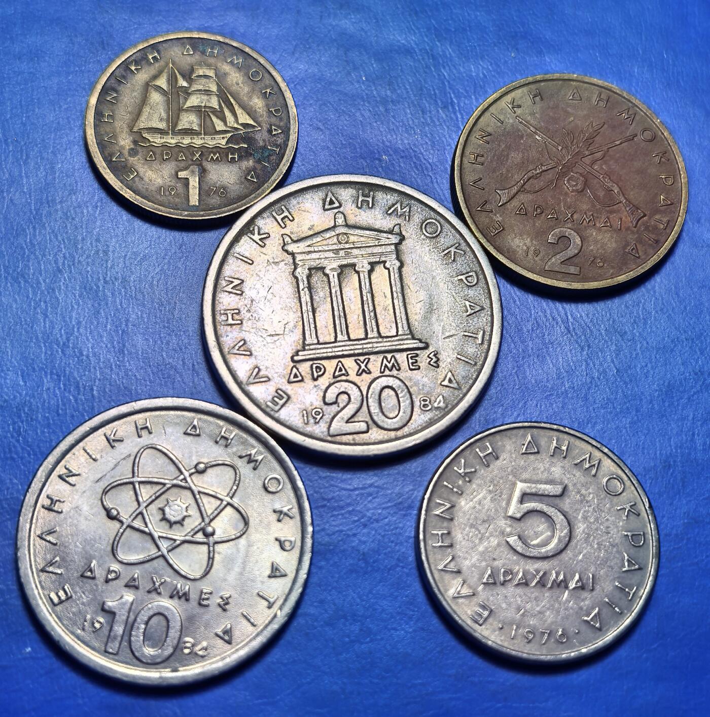 外国优质老铜币银币，周六九点倒数截拍，满百包邮，可寄存半年，喜欢朋友微信扫描二维码可直接参拍