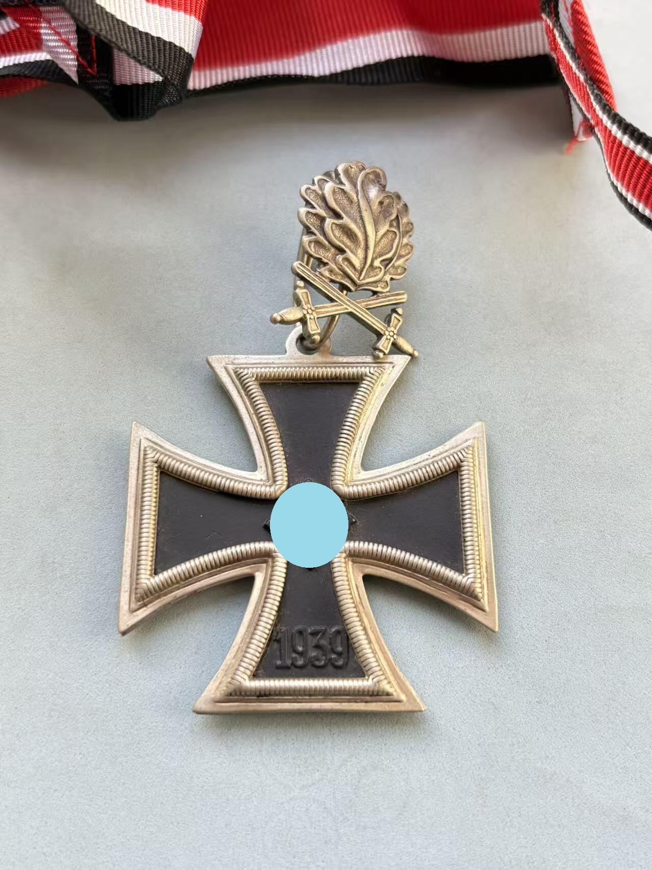 盛世勋华——号角文化勋章邮票专场拍卖第292期 德国（1939）骑士级铁十字勋章 带原盒和纸盒 银制带800银标 复制品 大全套，包装标识：盒子上的“C.E.Juncker Berlin SW 68”是德国历史上著名的勋章制造商（容克公司），该品牌常为德国官方生产勋章类物品。