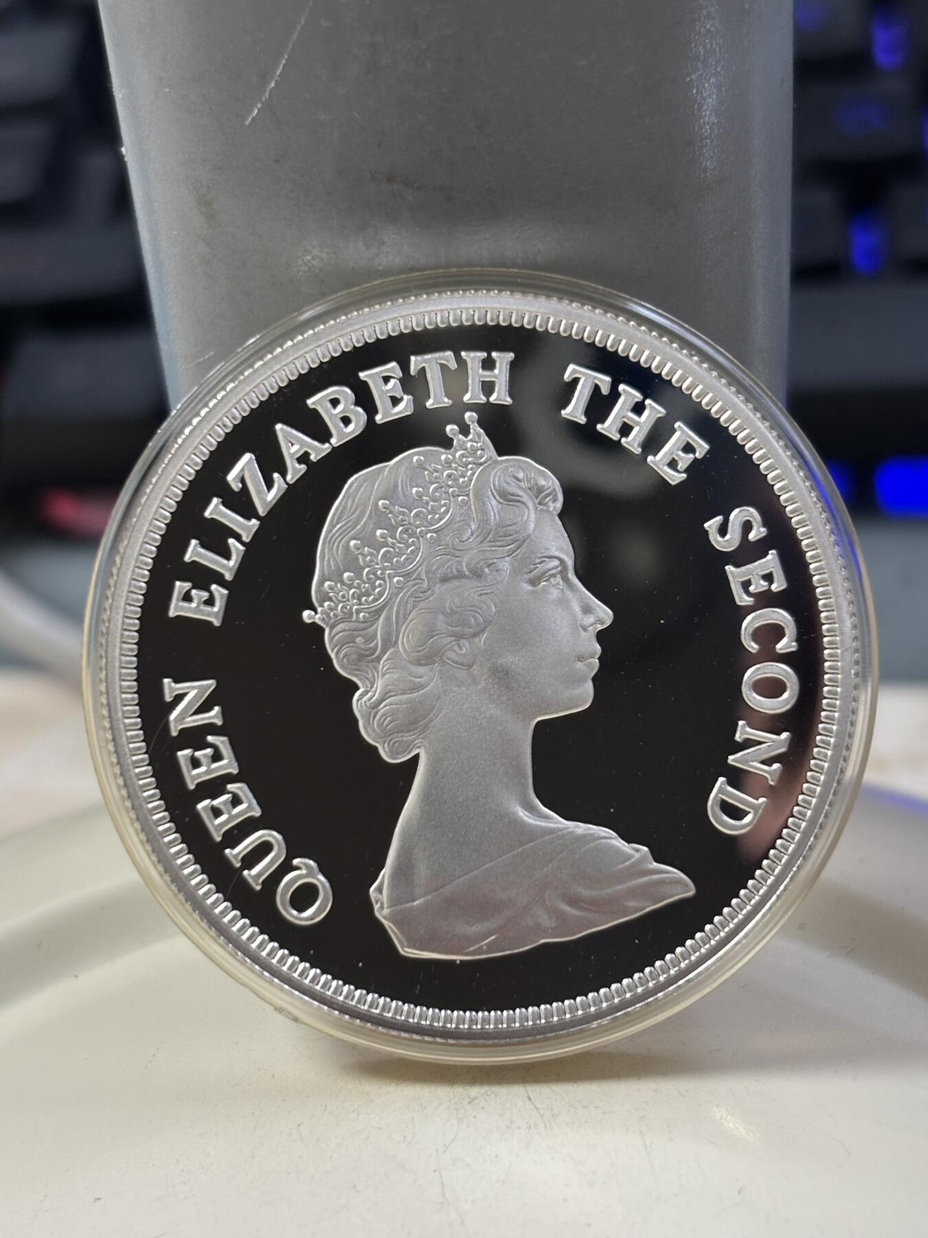 第184期拍卖 图瓦卢1982年伊丽莎白二世皇室访问纪念银币。925银，35克银价448，发行3000枚