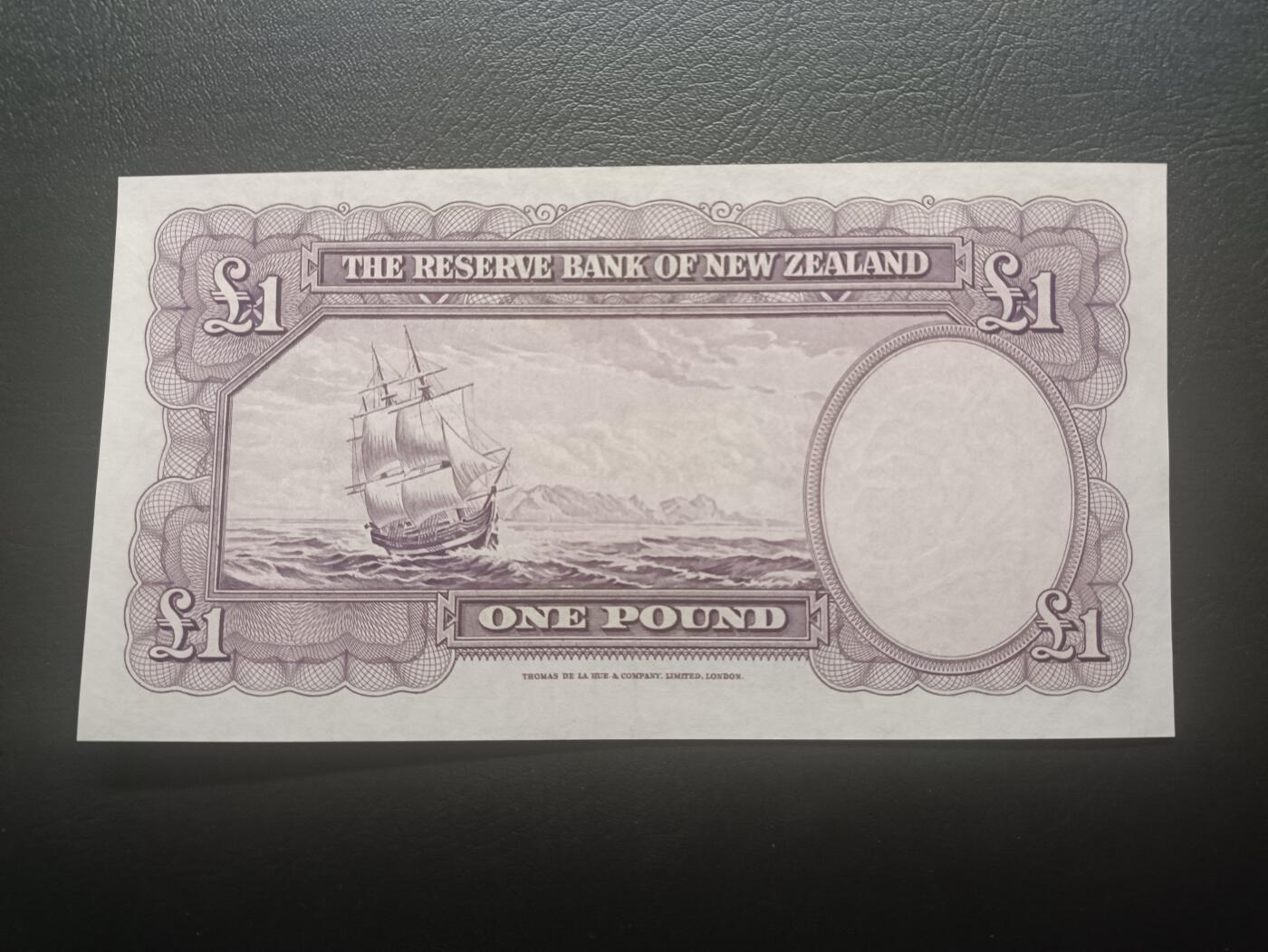 2025十二月第一期，总206期 新西兰1957版1镑AUNC，战后签名，库克船长和帆船