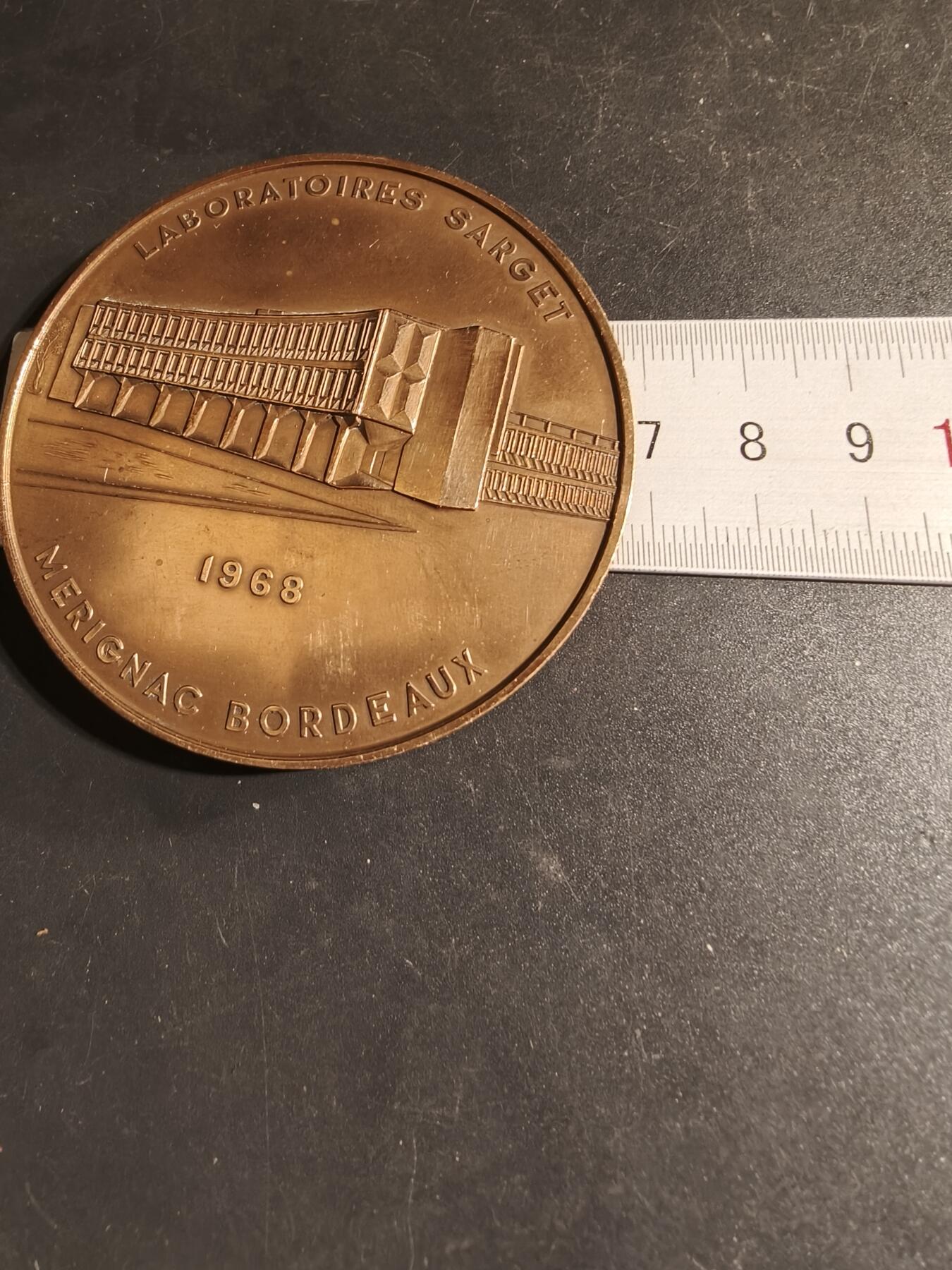 老王徽章第168期 法国药剂师协会盖伦奖大铜章    正面为著名药剂师盖伦     直径68mm.   重量164.7g