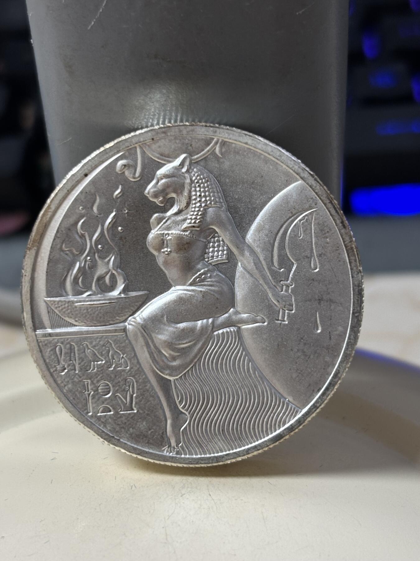 第184期拍卖 美国埃及文化系列狮神塞赫麦特2盎司高浮雕银章，999银银价862，有氧化