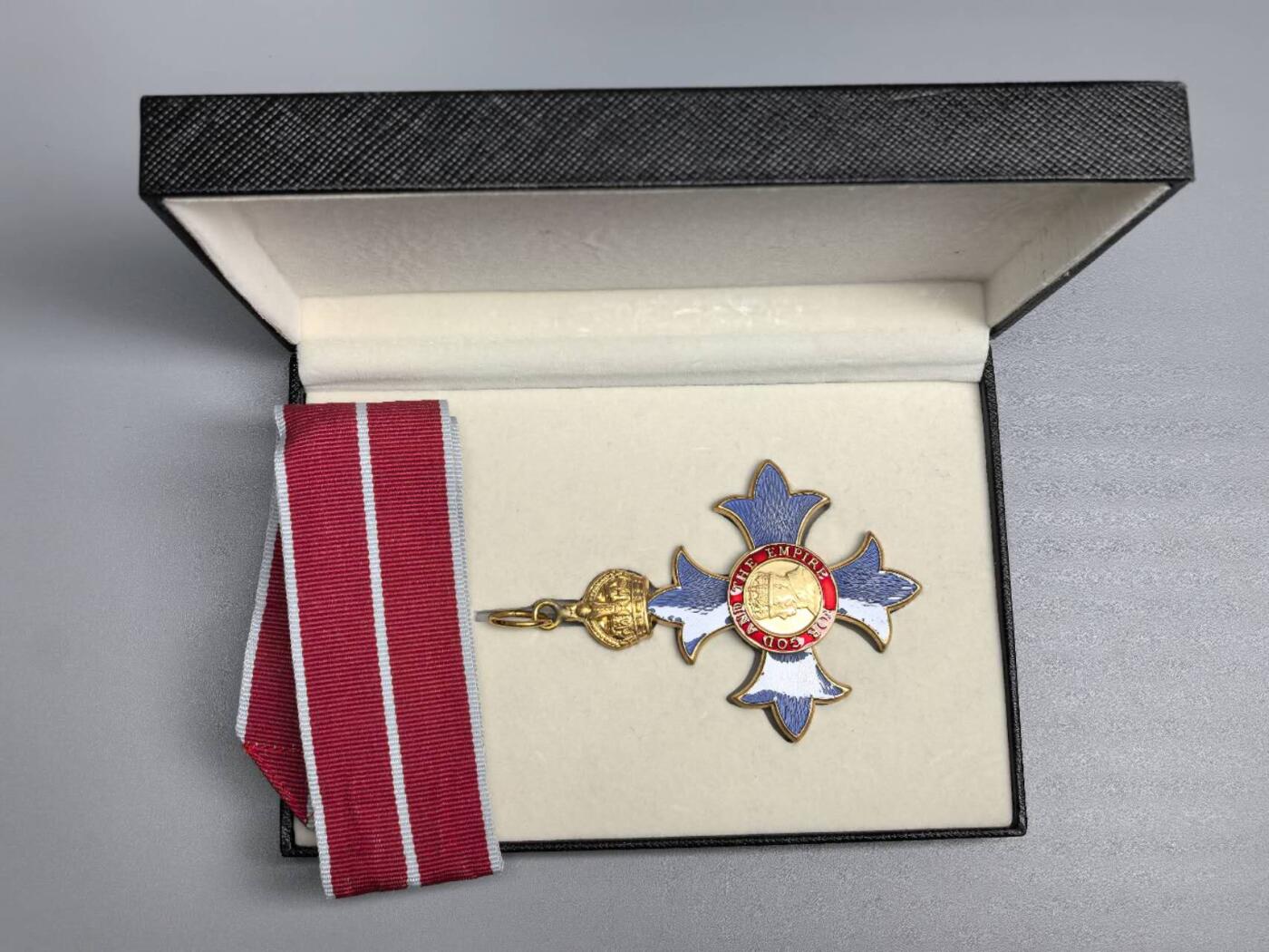 小驴勋章奖章收藏12月06日周六晚六点拍卖（珍爱和平，收藏战争，铭记历史，勿忘国耻，忠党爱国。有偿代拍，送拍规则在简介最后，参拍须阅读规则后再参拍，关系到运费包装发货时效真假辨别等关键信息，拍卖时不再发原图，看大图店主微信码在拍卖店铺介绍里） 复刻 大英帝国勋章C. B. E. ，黄铜材质复刻。