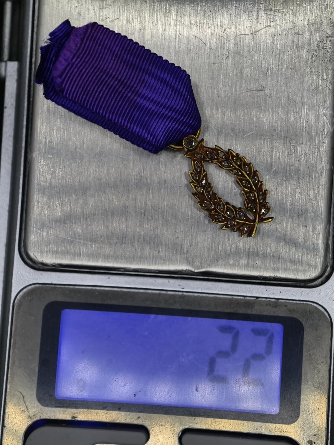 凯旋世界勋赏（第20期）（欢迎送拍）（对拍品有疑问请询问客服，不接受到手刀，出价默认拍品品相。请认真阅读拍卖规则！出价默认已认可！）（收到货请录制开箱视频，无视频概不处理问题。） 棕榈叶勋章带盒，钻石，黄金制（2.2g左右）