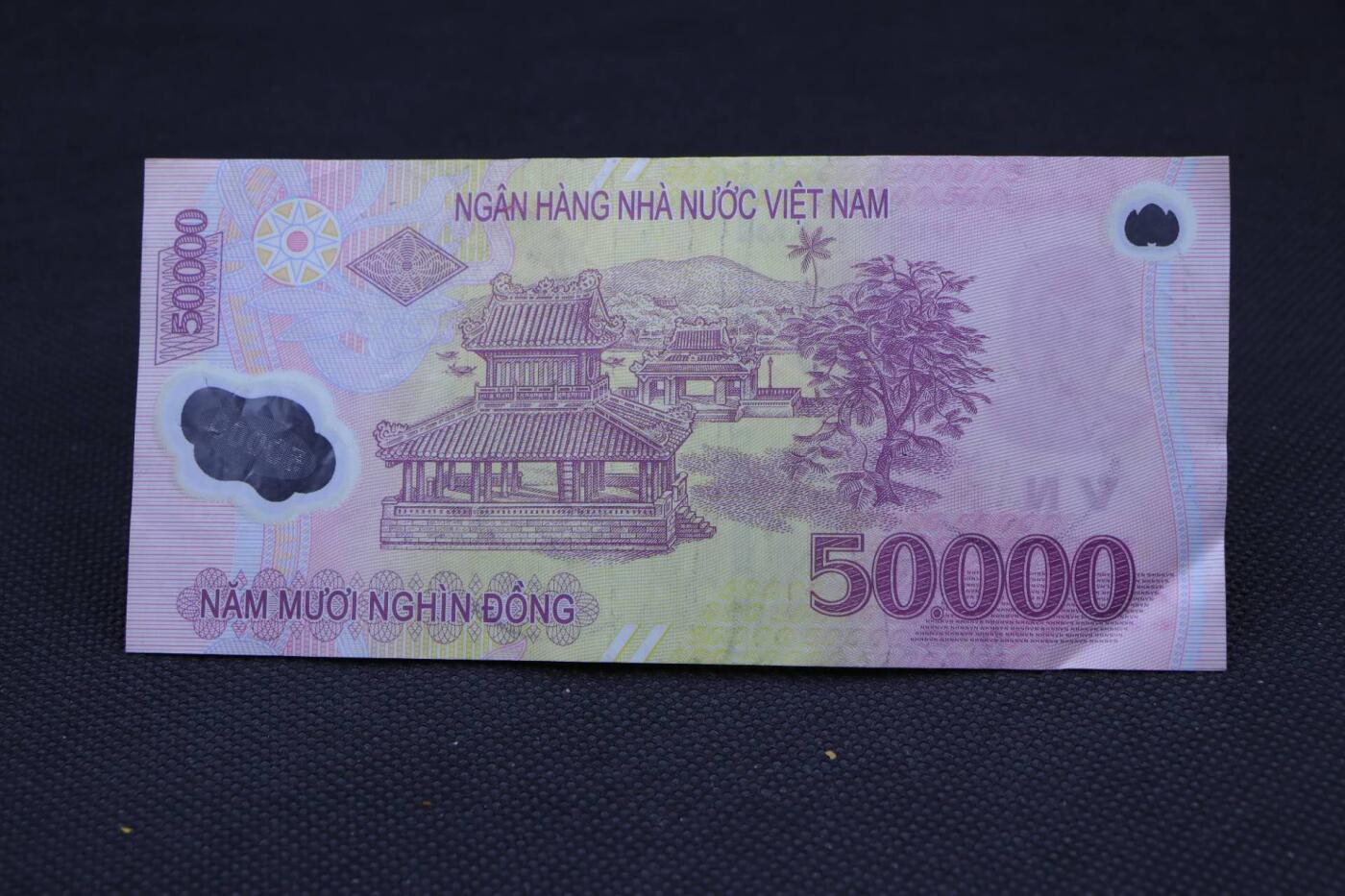 【淘币小摊】限时拍第八百二十一拍  纸币场  满百包邮可预留两周  周一统一发货   越南50000盾塑料钞【有折】