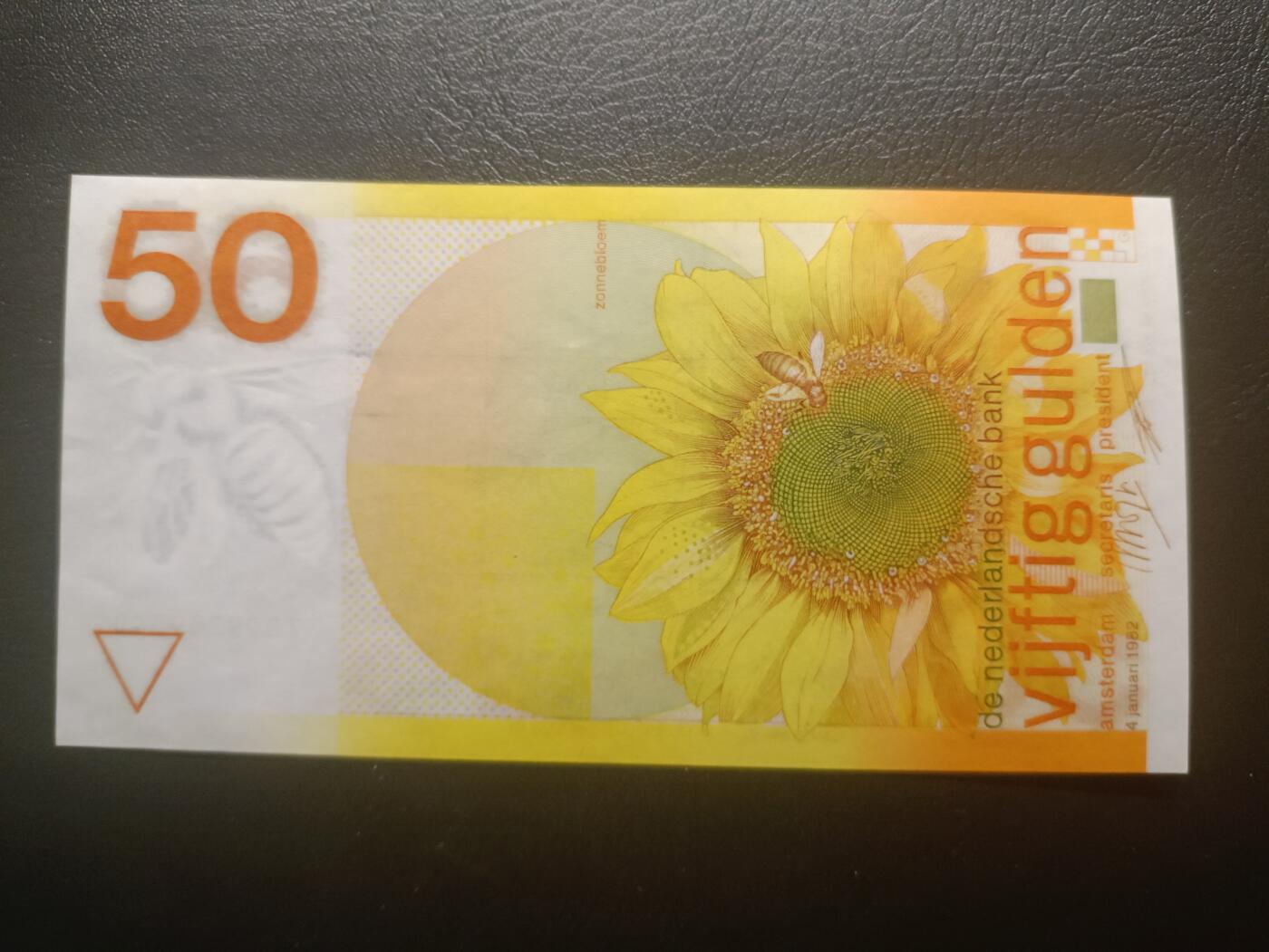2025十二月第一期，总206期 荷兰1982版50盾UNC-左上角有油印，荷兰盾三剑客之一的向日葵图案