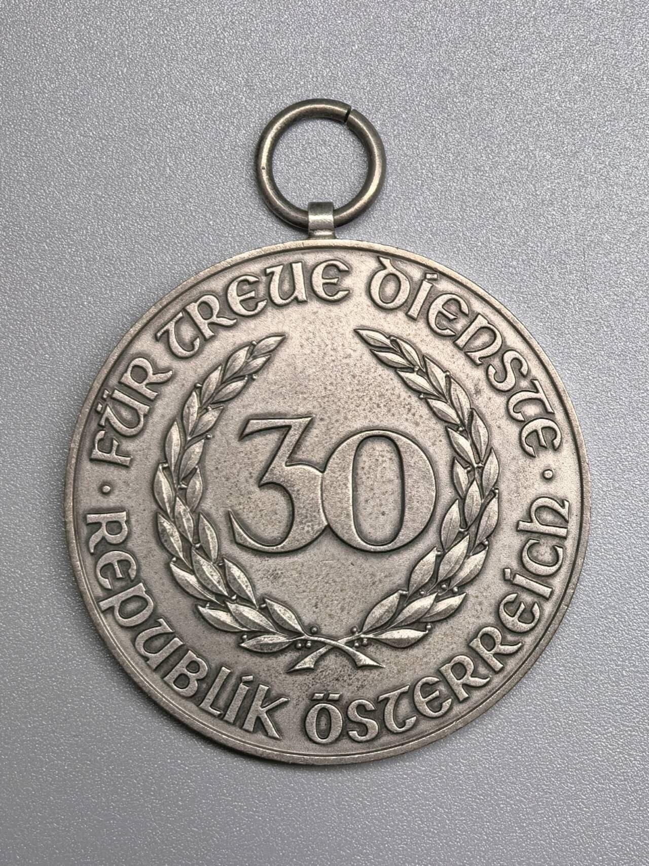 小驴勋章奖章收藏12月06日周六晚六点拍卖（珍爱和平，收藏战争，铭记历史，勿忘国耻，忠党爱国。有偿代拍，送拍规则在简介最后，参拍须阅读规则后再参拍，关系到运费包装发货时效真假辨别等关键信息，拍卖时不再发原图，看大图店主微信码在拍卖店铺介绍里） 奥地利30年服役奖章