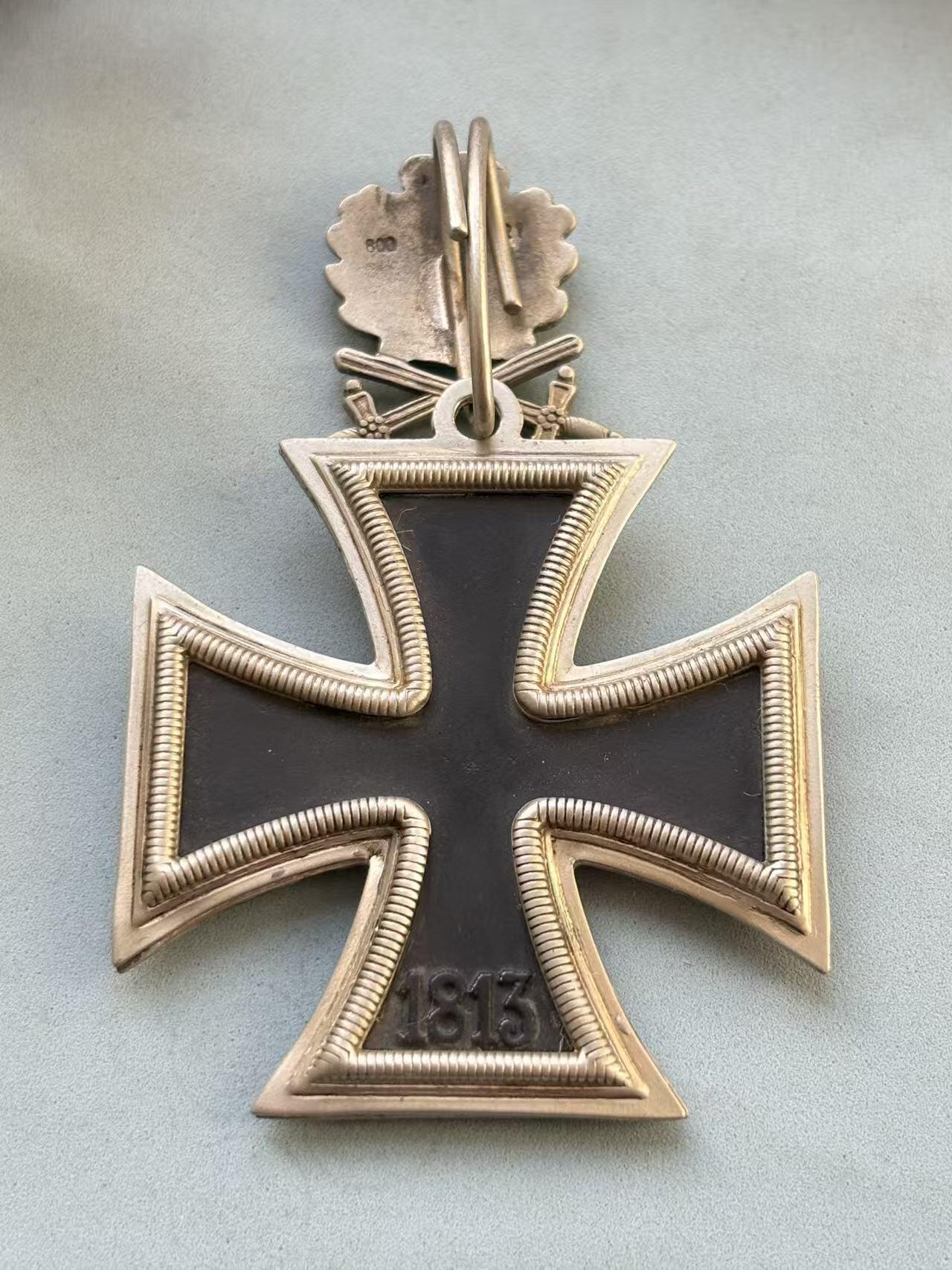 盛世勋华——号角文化勋章邮票专场拍卖第292期 德国（1939）骑士级铁十字勋章 带原盒和纸盒 银制带800银标 复制品 大全套，包装标识：盒子上的“C.E.Juncker Berlin SW 68”是德国历史上著名的勋章制造商（容克公司），该品牌常为德国官方生产勋章类物品。