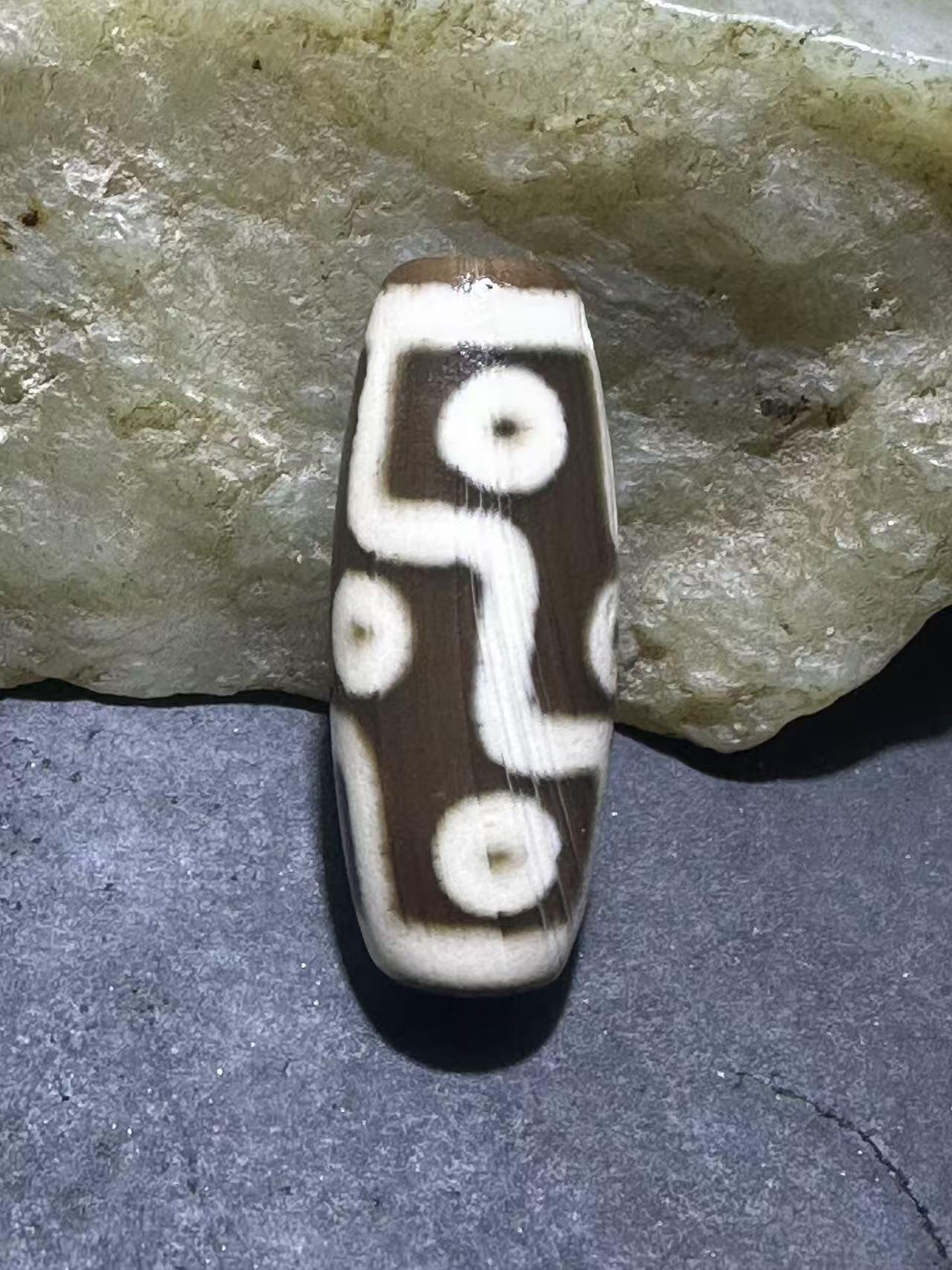 仅此一颗，藏传咖色九眼玛瑙天珠一颗，