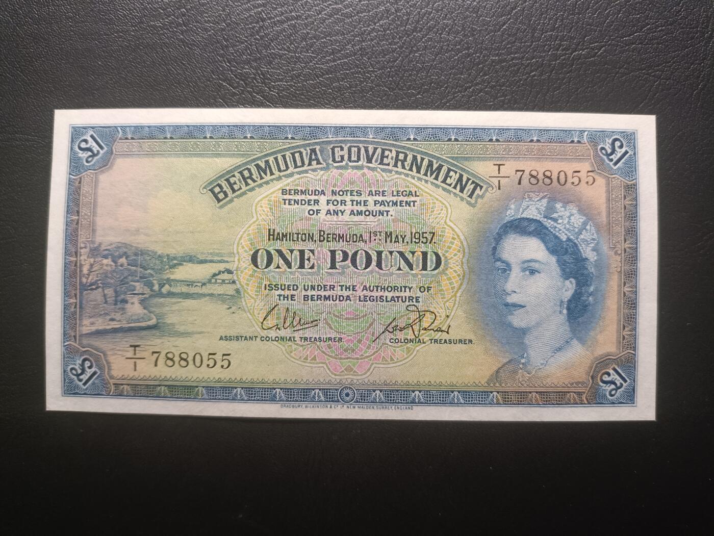 2025十二月第一期，总206期 英属百慕大1957年1镑UNC，稀有高品相经典品种，大冠女王和总督府徽章