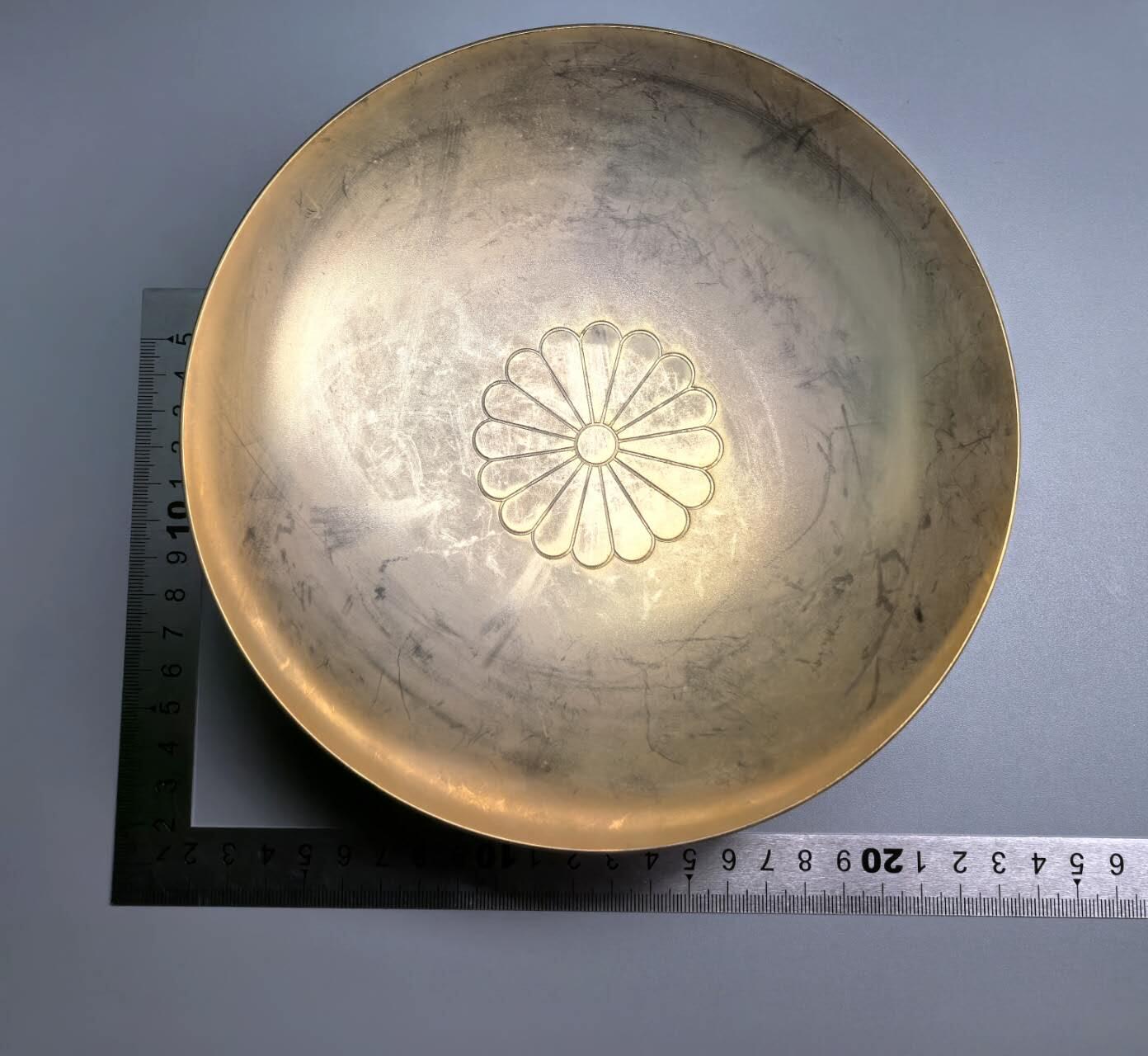 小驴勋章奖章收藏12月06日周六晚六点拍卖（珍爱和平，收藏战争，铭记历史，勿忘国耻，忠党爱国。有偿代拍，送拍规则在简介最后，参拍须阅读规则后再参拍，关系到运费包装发货时效真假辨别等关键信息，拍卖时不再发原图，看大图店主微信码在拍卖店铺介绍里） 镀金超大金属碗