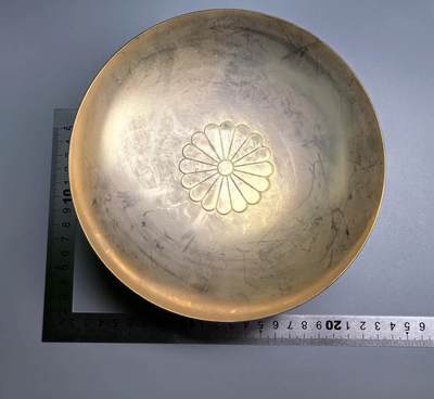 小驴勋章奖章收藏12月06日周六晚六点拍卖（珍爱和平，收藏战争，铭记历史，勿忘国耻，忠党爱国。有偿代拍，送拍规则在简介最后，参拍须阅读规则后再参拍，关系到运费包装发货时效真假辨别等关键信息，拍卖时不再发原图，看大图店主微信码在拍卖店铺介绍里） - 镀金超大金属碗