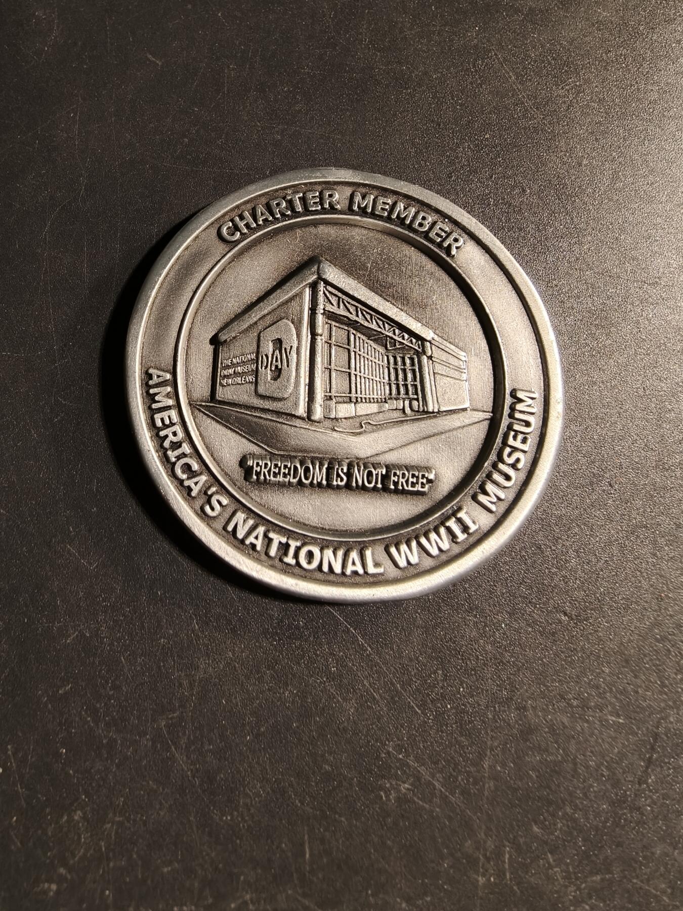 老王徽章第168期 美国新奥尔良二战国家战争博物馆胜利日纪念章      原盒      直径50mm.     重量38.9g