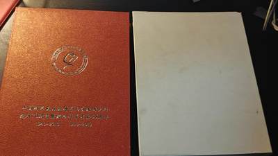 罗岚⭐新藏⭐特惠专拍第一场-分享拍场赚佣 - 中国科学院地理科学院研究所建所70周年（1940-2010）综合科学考察55周年（1955-2010）纪念章，盒章木盒展示框一套，摆件漂亮，也可佩戴