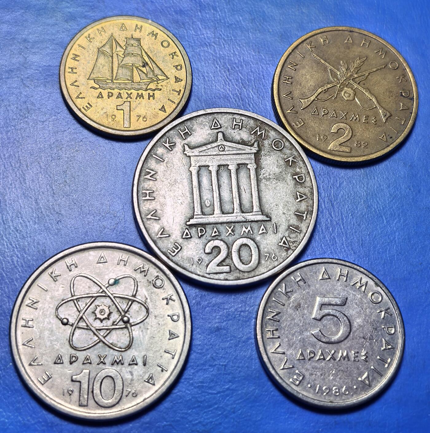 外国优质老铜币银币，周六九点倒数截拍，满百包邮，可寄存半年，喜欢朋友微信扫描二维码可直接参拍