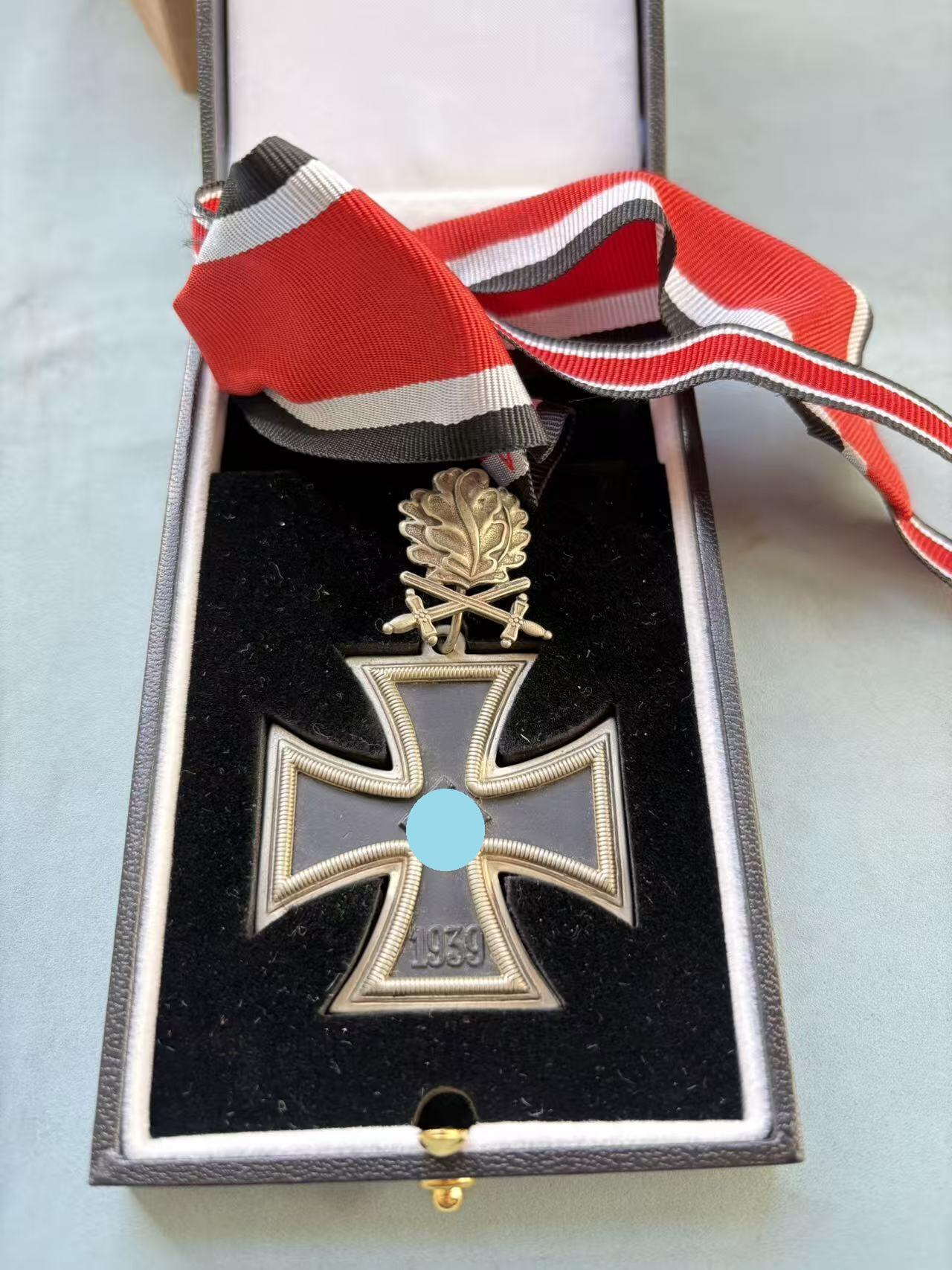 盛世勋华——号角文化勋章邮票专场拍卖第292期 德国（1939）骑士级铁十字勋章 带原盒和纸盒 银制带800银标 复制品 大全套，包装标识：盒子上的“C.E.Juncker Berlin SW 68”是德国历史上著名的勋章制造商（容克公司），该品牌常为德国官方生产勋章类物品。