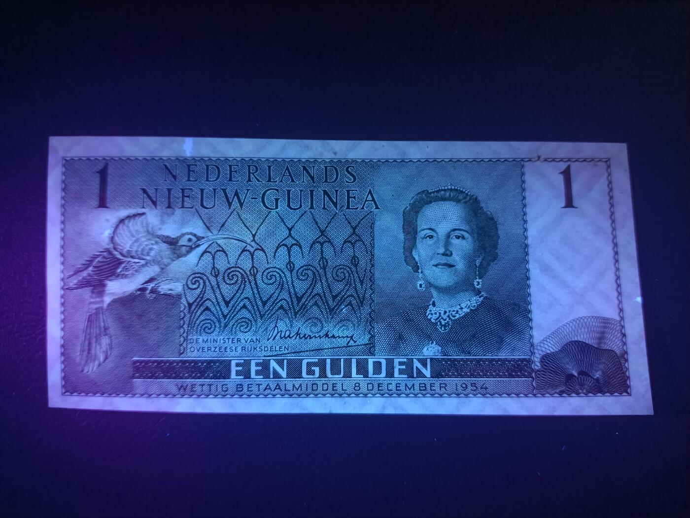 2025十二月第一期，总206期 荷属新几内亚（现巴布亚新几内亚的一部分）1954版1盾UNC-有针孔，极其稀有的地区纸币，朱丽安娜女王，新几内亚此时期发行的纸币几乎难得一见