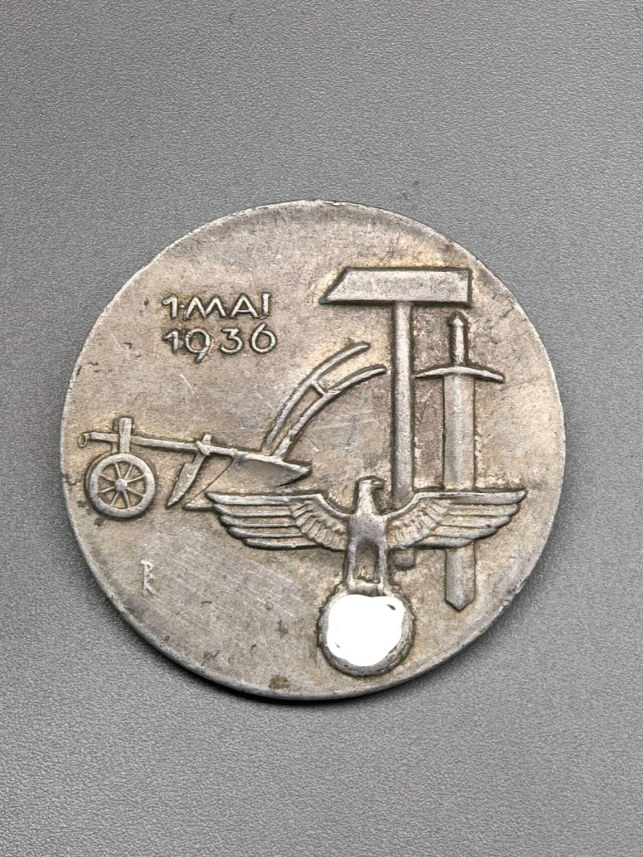 小驴勋章奖章收藏12月06日周六晚六点拍卖（珍爱和平，收藏战争，铭记历史，勿忘国耻，忠党爱国。有偿代拍，送拍规则在简介最后，参拍须阅读规则后再参拍，关系到运费包装发货时效真假辨别等关键信息，拍卖时不再发原图，看大图店主微信码在拍卖店铺介绍里） 得31936年劳动节奖章