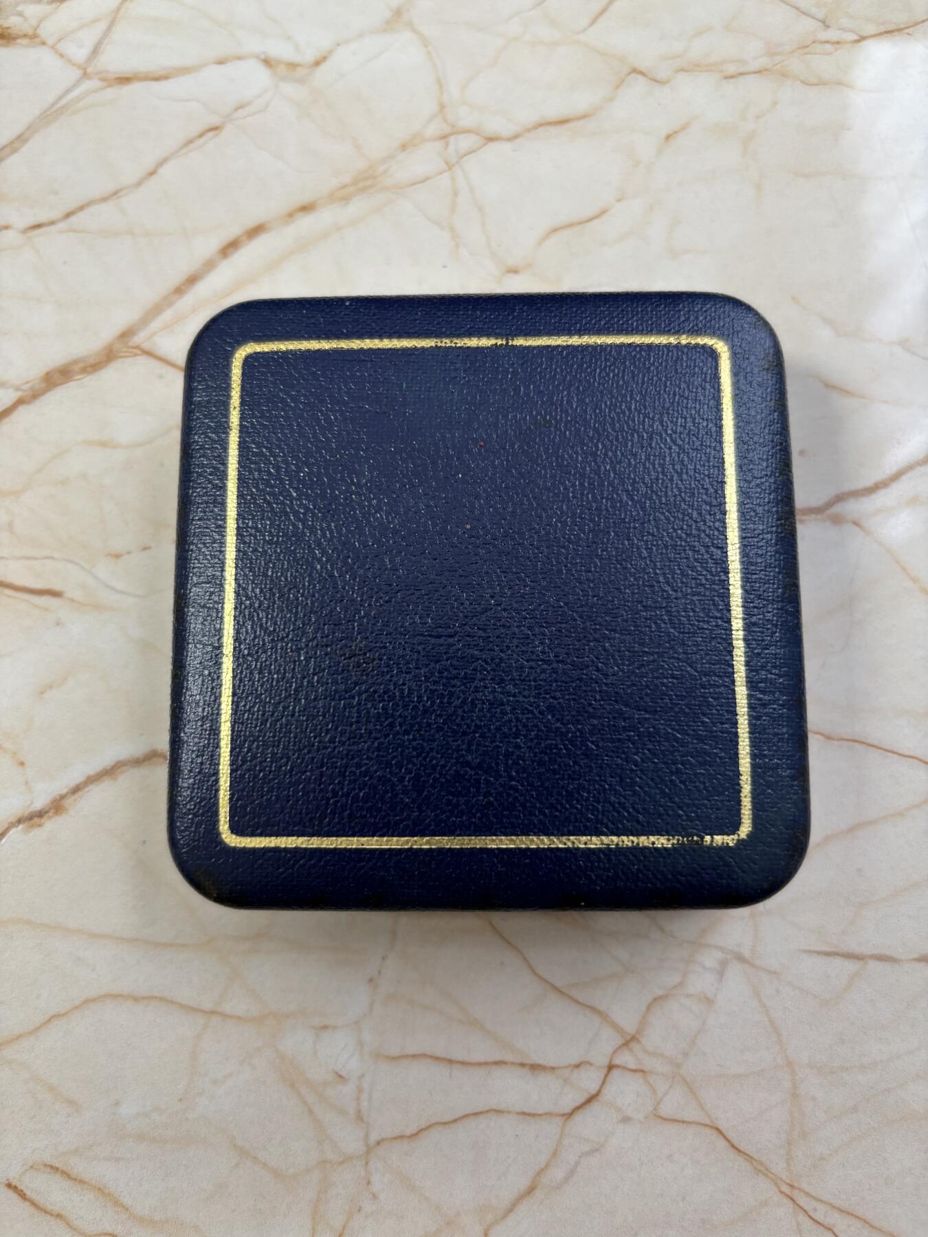 第184期拍卖 图瓦卢1982年伊丽莎白二世皇室访问纪念银币。925银，35克银价448，发行3000枚