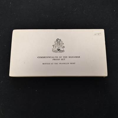 【全场包邮】纯粹捡漏拍483场（免费代拍第20场） - 【稀少】巴哈马1982年官方精制套币-含独年仅随套币发行1元凤凰木/2元巴哈马树燕/5元圣玛丽号及十字架（银）-盒证全-量1217