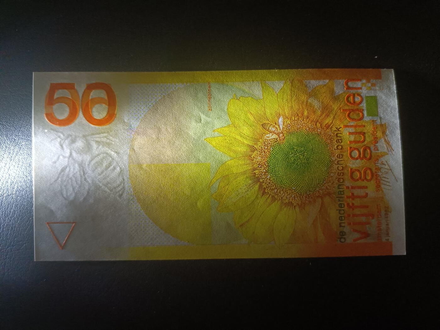 2025十二月第一期，总206期 荷兰1982版50盾UNC-左上角有油印，荷兰盾三剑客之一的向日葵图案
