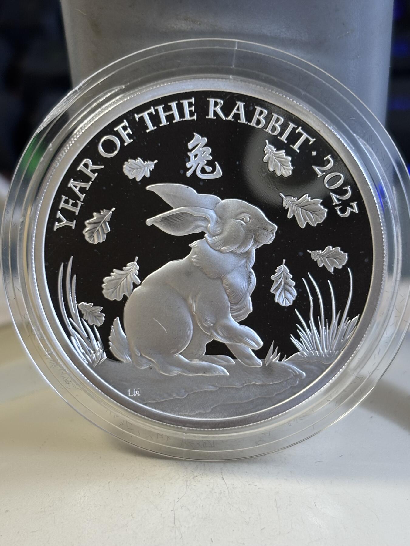 第184期拍卖 英国2023年中国生肖系列兔年1盎司精制纪念银币，999银，发行2888枚，有氧化