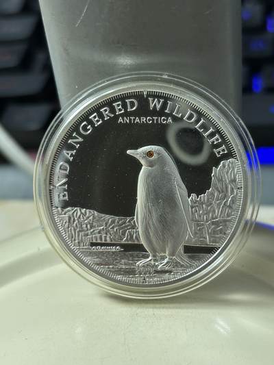 第184期拍卖 - 库克2008年南极帝企鹅镶嵌施华洛士奇水晶纪念银币，25克，925银银价银价321