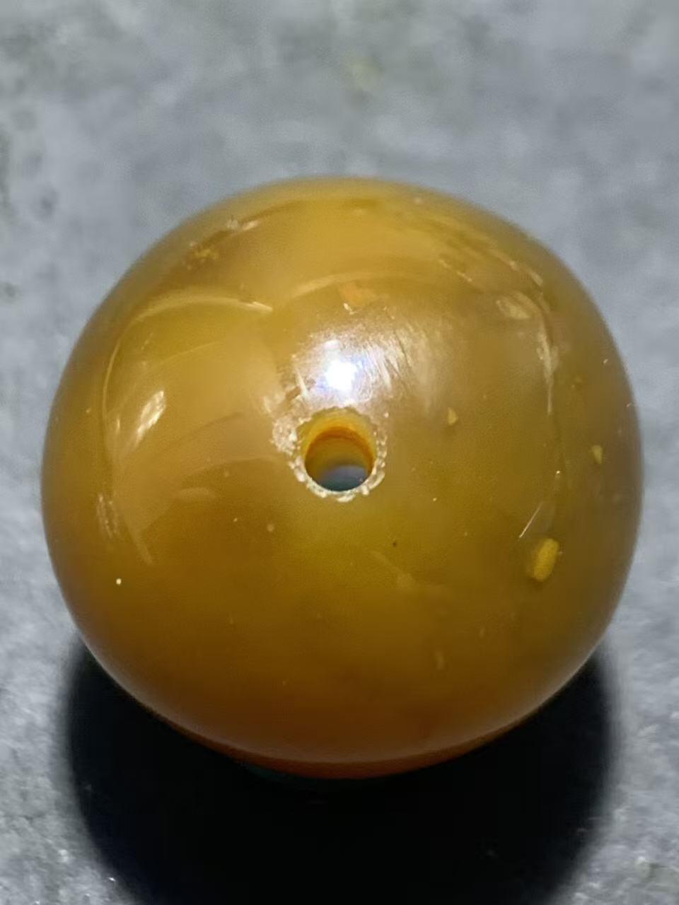 精美蒙料鸡油黄冻料战国红玛瑙圆珠一个，，