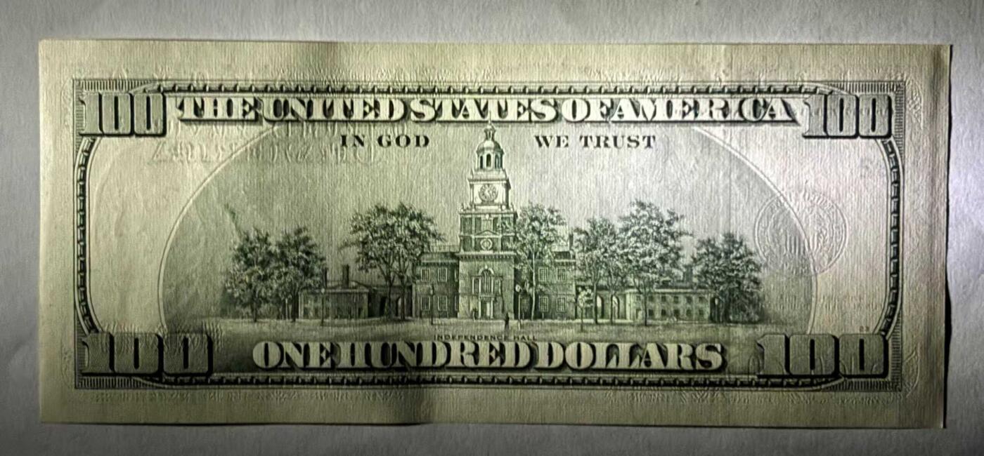 《外钞收藏家》第五百九十一期（畅拍场）（本平台长期征集拍品、欢迎藏友们联系合作） 2001年 大头版100美元 实物图 号码无4