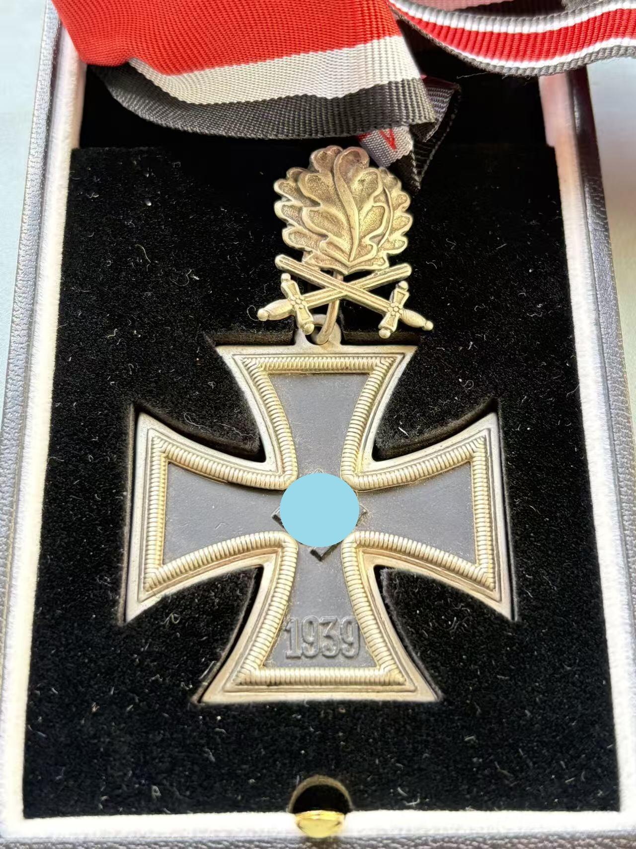 盛世勋华——号角文化勋章邮票专场拍卖第292期 德国（1939）骑士级铁十字勋章 带原盒和纸盒 银制带800银标 复制品 大全套，包装标识：盒子上的“C.E.Juncker Berlin SW 68”是德国历史上著名的勋章制造商（容克公司），该品牌常为德国官方生产勋章类物品。