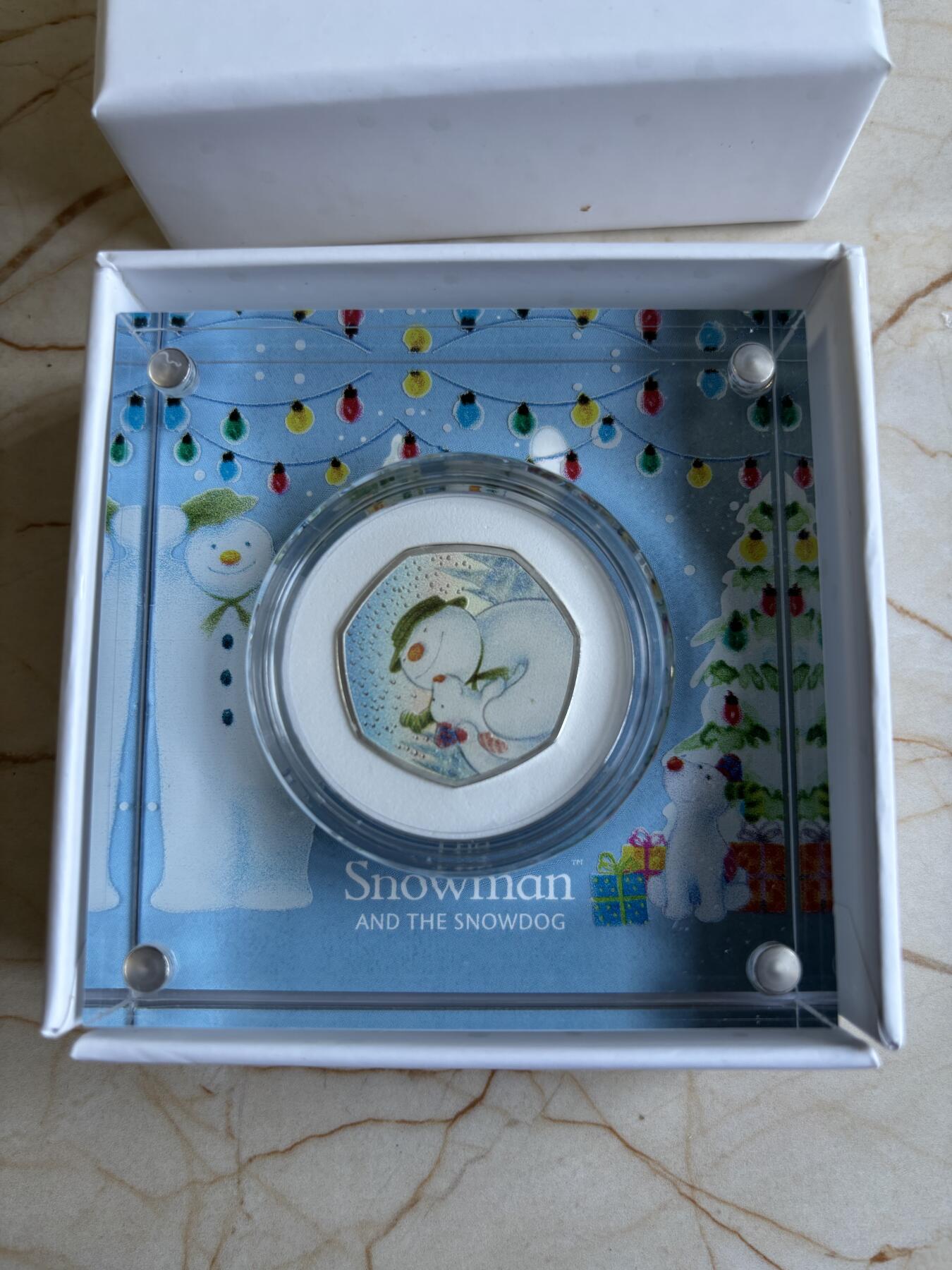 第184期拍卖 英国2022年发行雪人与雪犬50便士彩色纪念银币，925银，发行5000枚