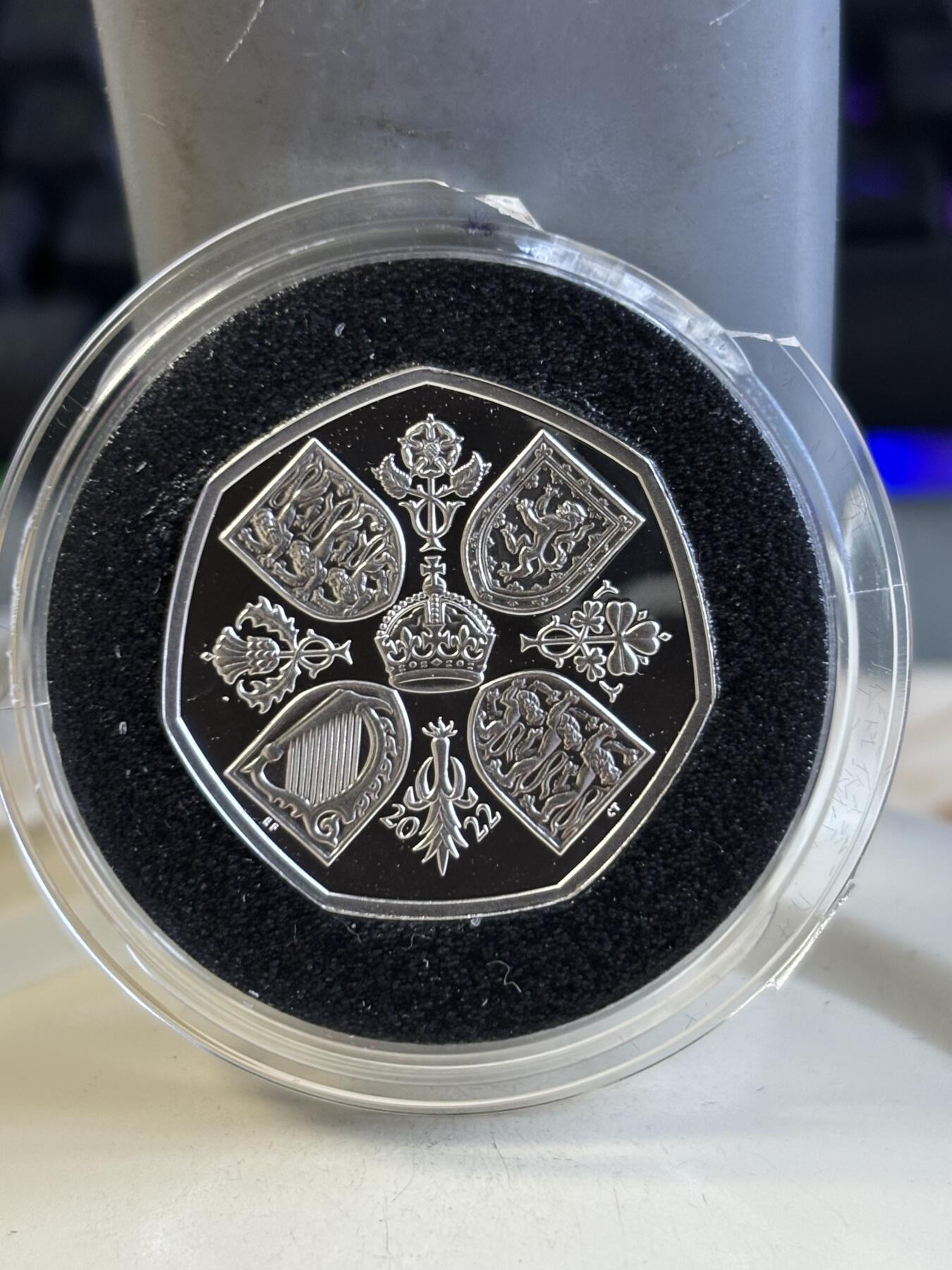 第184期拍卖 英国2022年发行致敬女王伊丽莎白二世50便士加厚精制纪念银币，925银，16克，塑料盒有破