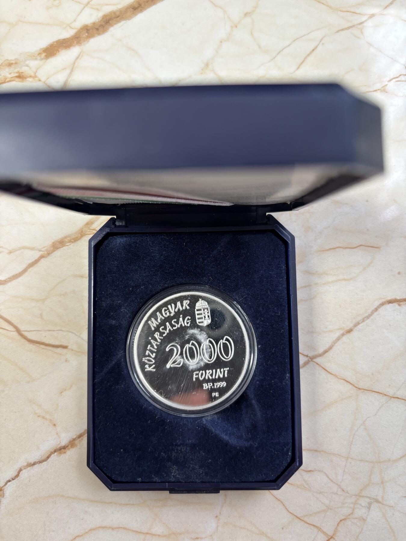 第184期拍卖 匈牙利1999年 27届悉尼奥运会2000福林精制银币 925银 20克银价256 发行量：1万4千 盒证全，盒子断开