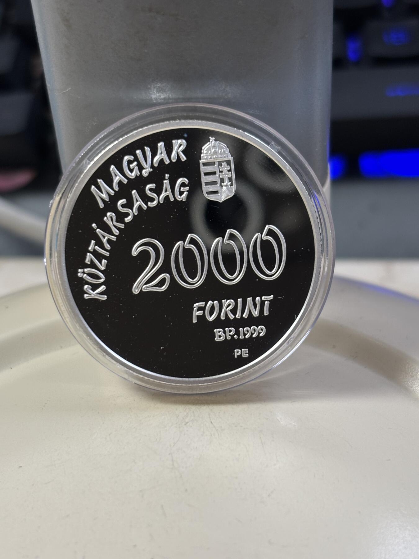 第184期拍卖 匈牙利1999年 27届悉尼奥运会2000福林精制银币 925银 20克银价256 发行量：1万4千 盒证全，盒子断开