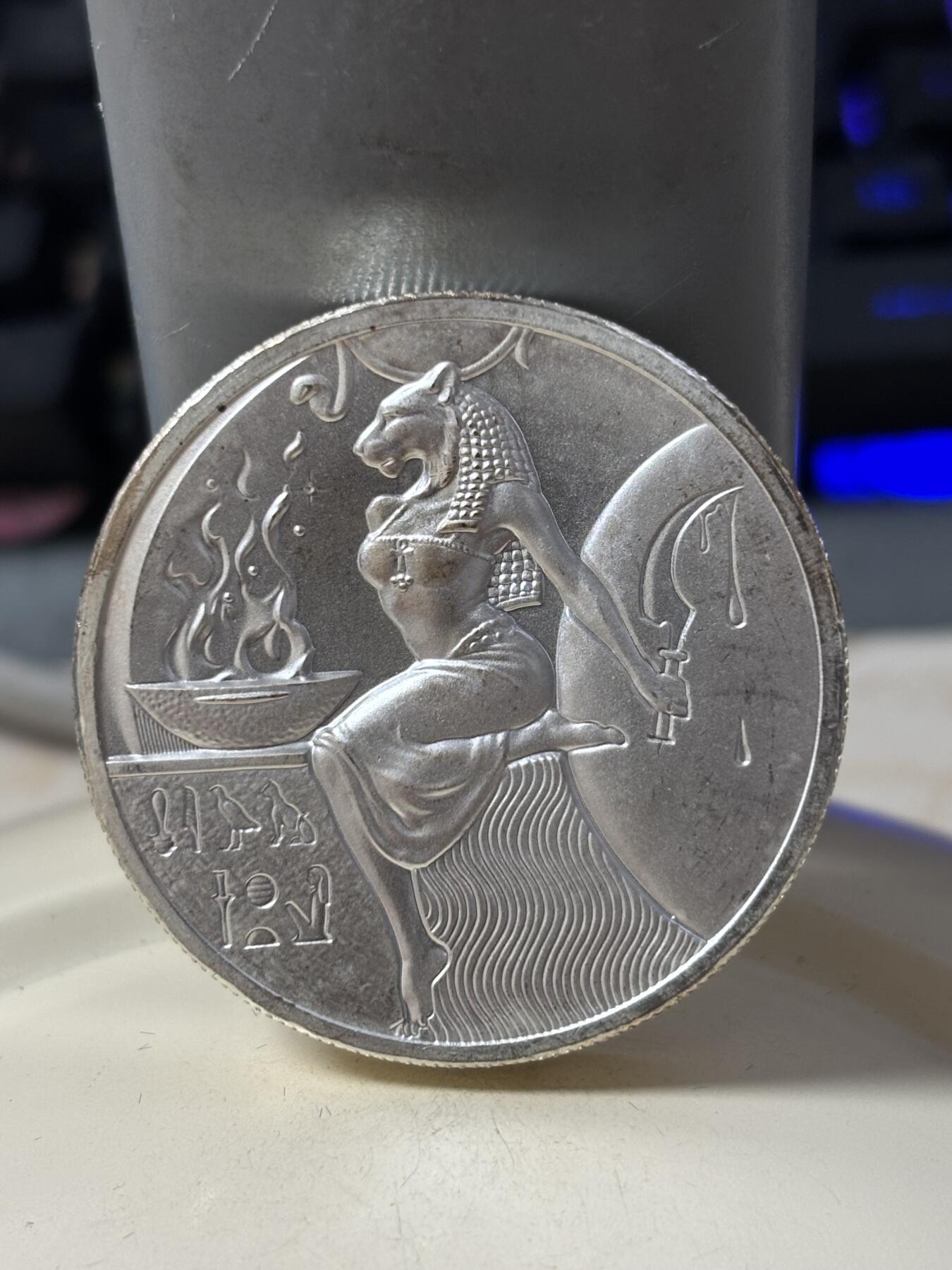 第184期拍卖 美国埃及文化系列狮神塞赫麦特2盎司高浮雕银章，999银银价862，有氧化