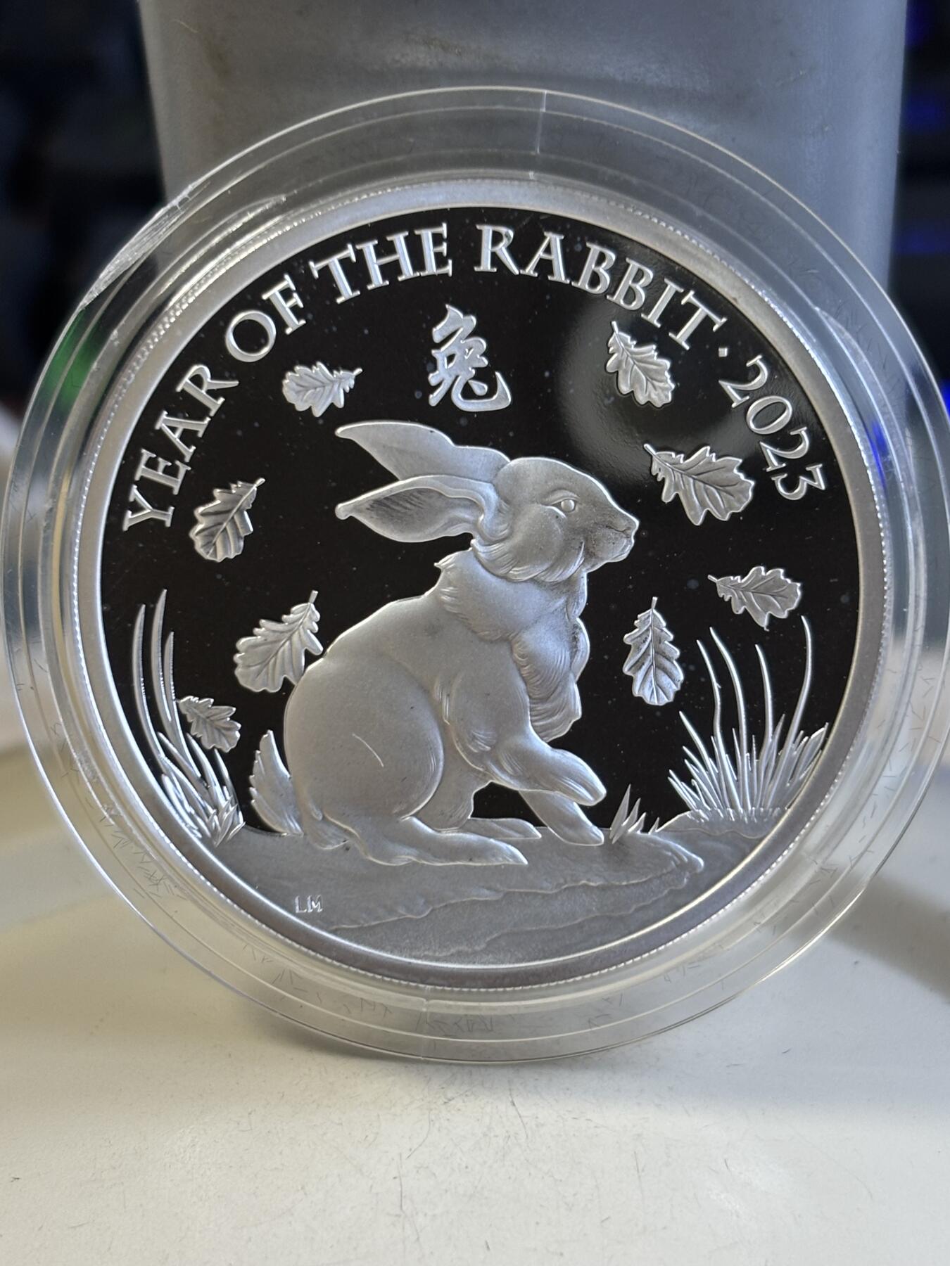 第184期拍卖 英国2023年中国生肖系列兔年1盎司精制纪念银币，999银，发行2888枚，有氧化