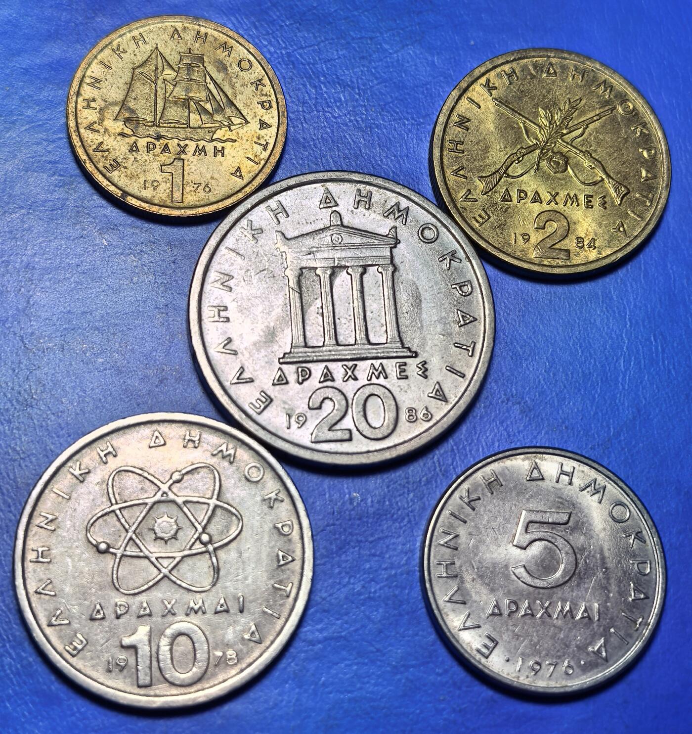 外国优质老铜币银币，周六九点倒数截拍，满百包邮，可寄存半年，喜欢朋友微信扫描二维码可直接参拍