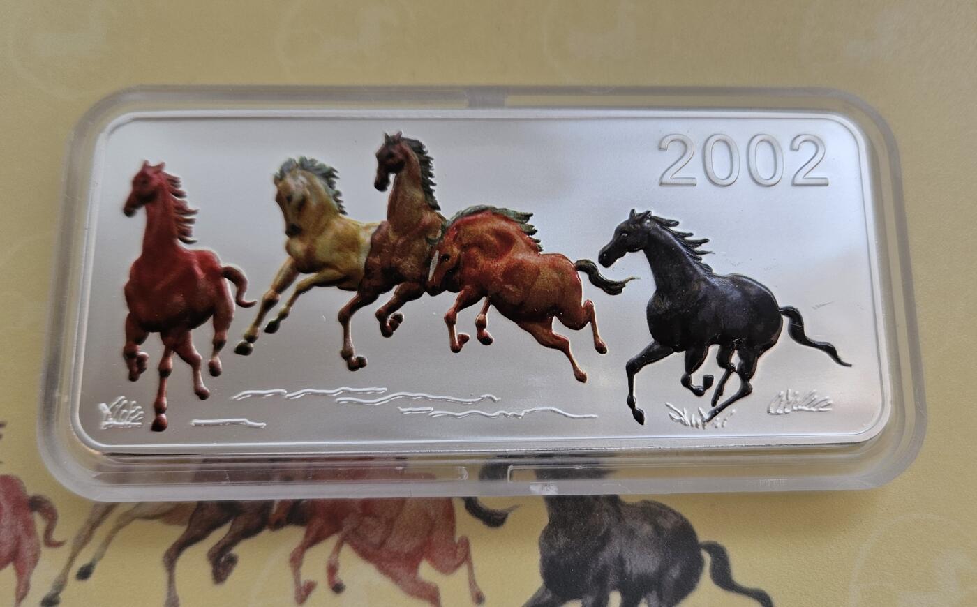【币将精彩】世界钱币拍卖（2025-12-10） 蒙古2002年“奔马图”方型五盎司大银币，带证书包装，细节如图。