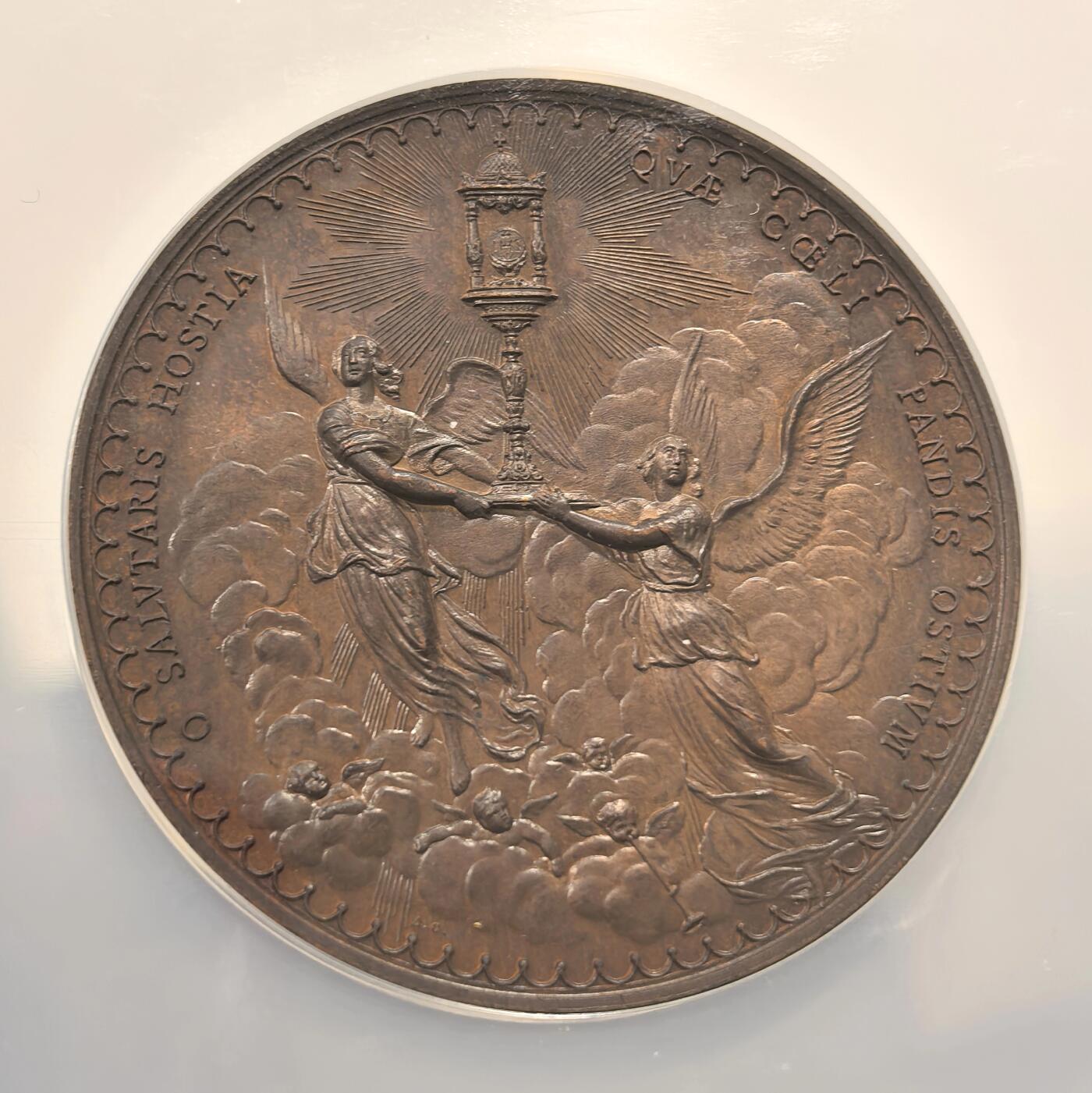 博洋堂世界钱币拍卖第150期（全场包邮） NGC MS64 意大利1900年加尔默罗赤足会纪念基督圣体教堂落成铜章，铜光十足，48mm大尺寸超大盒。正面铭文为加尔默罗赤足会神父在二十世纪黎明之际纪念基督圣体教堂落成，背面是圣经中最经典的故事：耶稣复活，画面顶部光芒四射的灯塔象征复活的耶稣本人，两位天使坐在耶稣的空坟墓边周围有云朵环绕，神圣和艺术意味十足，该画面选自《马太福音》28：6。