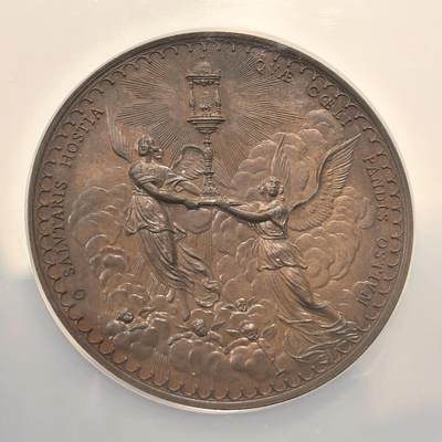 博洋堂世界钱币拍卖第150期（全场包邮） NGC MS64 意大利1900年加尔默罗赤足会纪念基督圣体教堂落成铜章，铜光十足，48mm大尺寸超大盒。正面铭文为加尔默罗赤足会神父在二十世纪黎明之际纪念基督圣体教堂落成，背面是圣经中最经典的故事：耶稣复活，画面顶部光芒四射的灯塔象征复活的耶稣本人，两位天使坐在耶稣的空坟墓边周围有云朵环绕，神圣和艺术意味十足，该画面选自《马太福音》28：6。