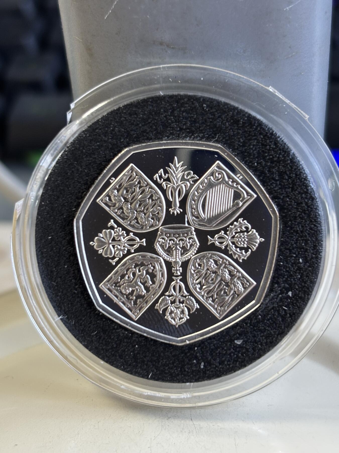 第184期拍卖 英国2022年发行致敬女王伊丽莎白二世50便士加厚精制纪念银币，925银，16克，塑料盒有破