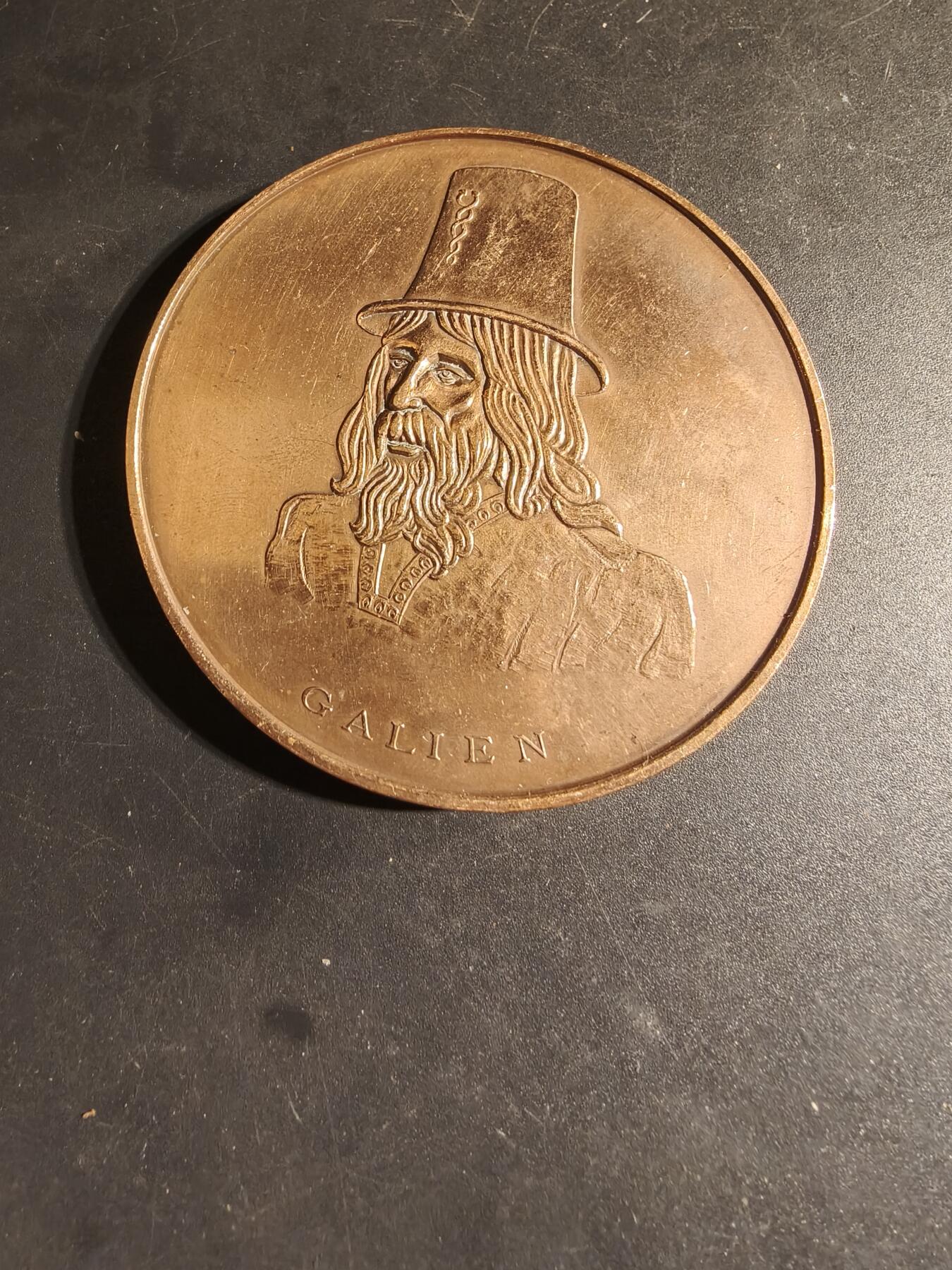 老王徽章第168期 法国药剂师协会盖伦奖大铜章    正面为著名药剂师盖伦     直径68mm.   重量164.7g