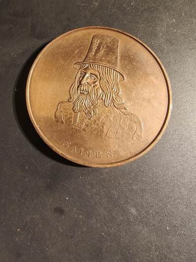 老王徽章第168期 - 法国药剂师协会盖伦奖大铜章    正面为著名药剂师盖伦     直径68mm.   重量164.7g