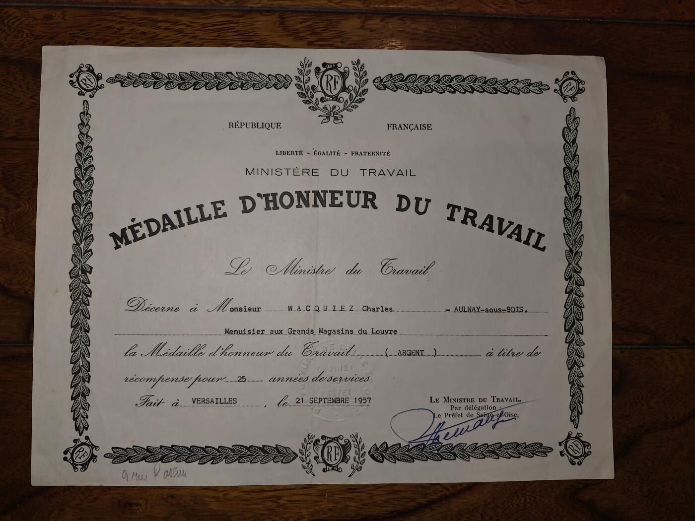 凯旋世界勋赏（第20期）（欢迎送拍）（对拍品有疑问请询问客服，不接受到手刀，出价默认拍品品相。请认真阅读拍卖规则！出价默认已认可！）（收到货请录制开箱视频，无视频概不处理问题。） 1957年法国劳动荣誉奖章的授勋证书