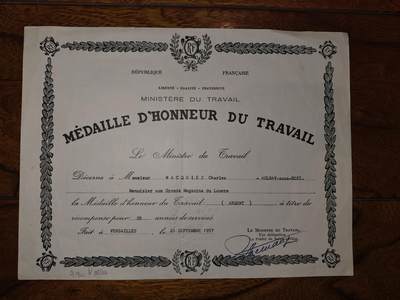 凯旋世界勋赏（第20期）（欢迎送拍）（对拍品有疑问请询问客服，不接受到手刀，出价默认拍品品相。请认真阅读拍卖规则！出价默认已认可！）（收到货请录制开箱视频，无视频概不处理问题。） - 1957年法国劳动荣誉奖章的授勋证书