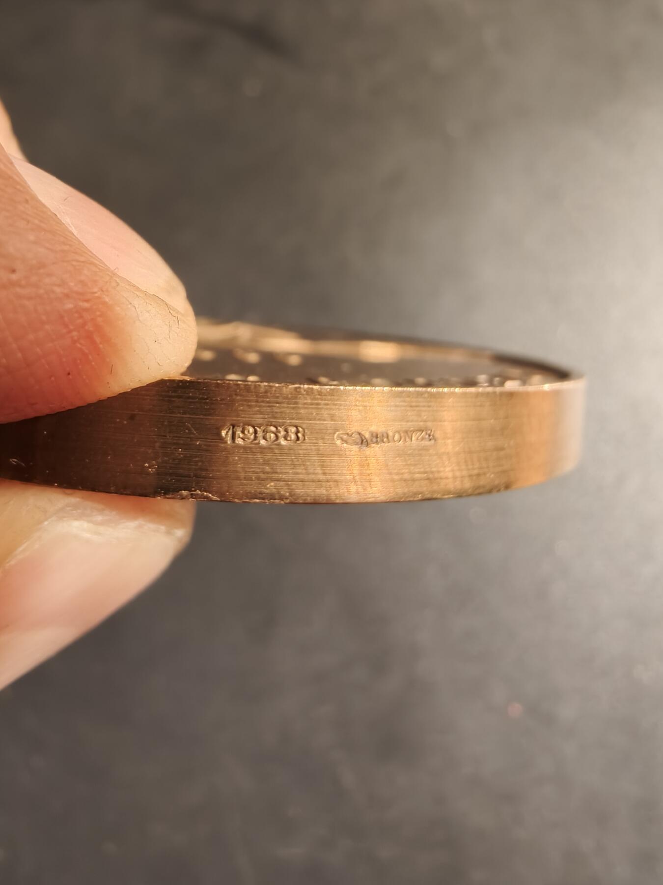 老王徽章第168期 法国药剂师协会盖伦奖大铜章    正面为著名药剂师盖伦     直径68mm.   重量164.7g